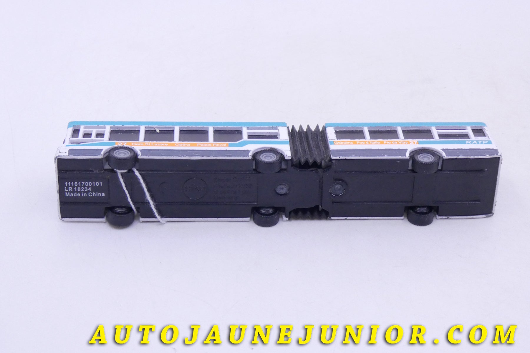 Le Siku Man Double Bus Parisien Ligne 26 est en vente sur Auto Jaune Junior ! Découvrez nos collections de diecast Tekno, Politoys, Mebetoys, Mercury, Joal, Diapet, Märklin, TootsieToys.AutoJaune Junior ; Vous avez le même jouet ? Profitez de notre expertise pour vous accompagner dans la vente de vos modèles ou votre collection ! Nous achetons tous lots de miniatures ! Contactez nous !