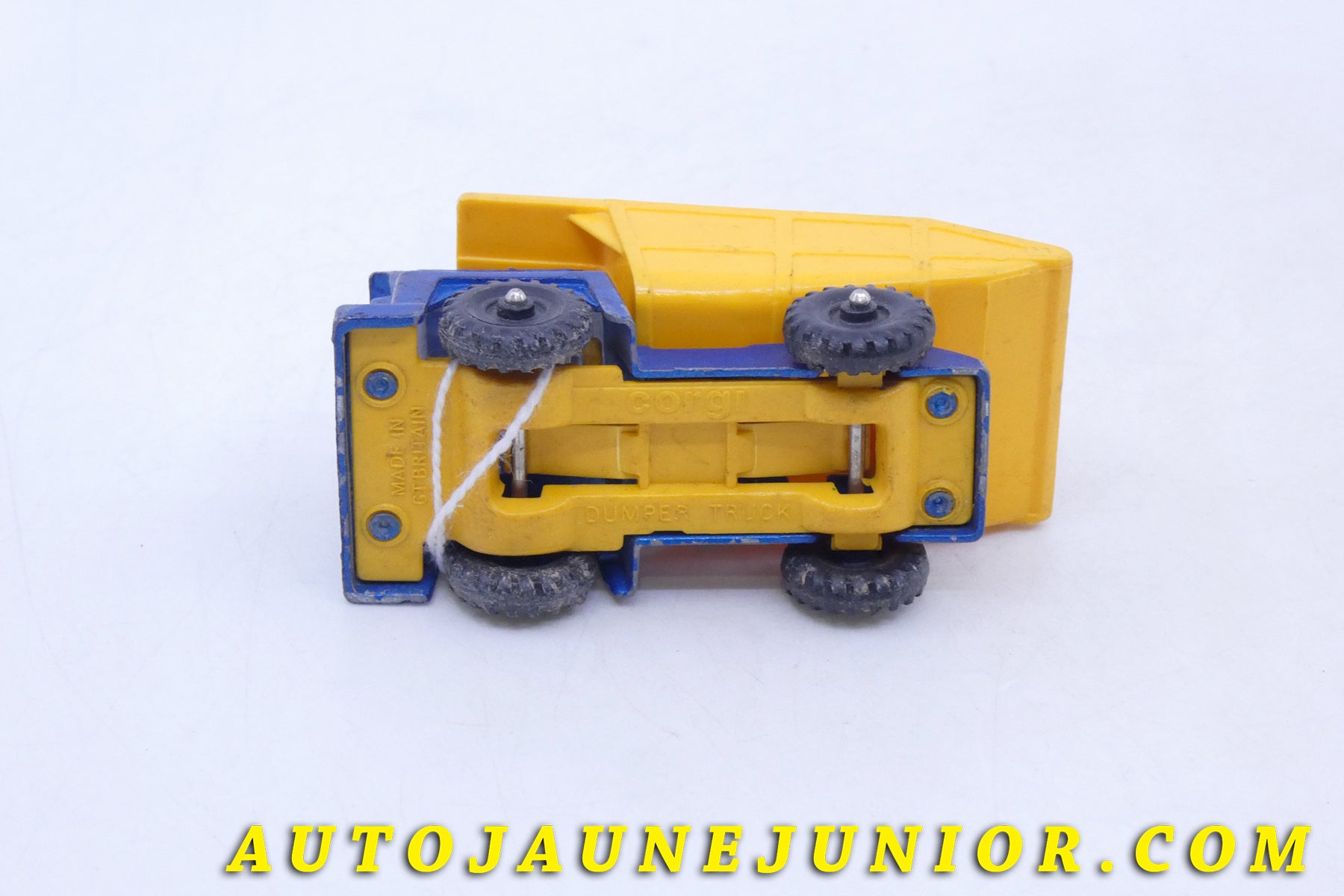 Le Corgi Toys Camion Benne est en vente sur Auto Jaune Junior ! Découvrez nos collections de diecast Tekno, Politoys, Mebetoys, Mercury, Joal, Diapet, Märklin, TootsieToys.AutoJaune Junior ; Vous avez le même jouet ? Profitez de notre expertise pour vous accompagner dans la vente de vos modèles ou votre collection ! Nous achetons tous lots de miniatures ! Contactez nous !