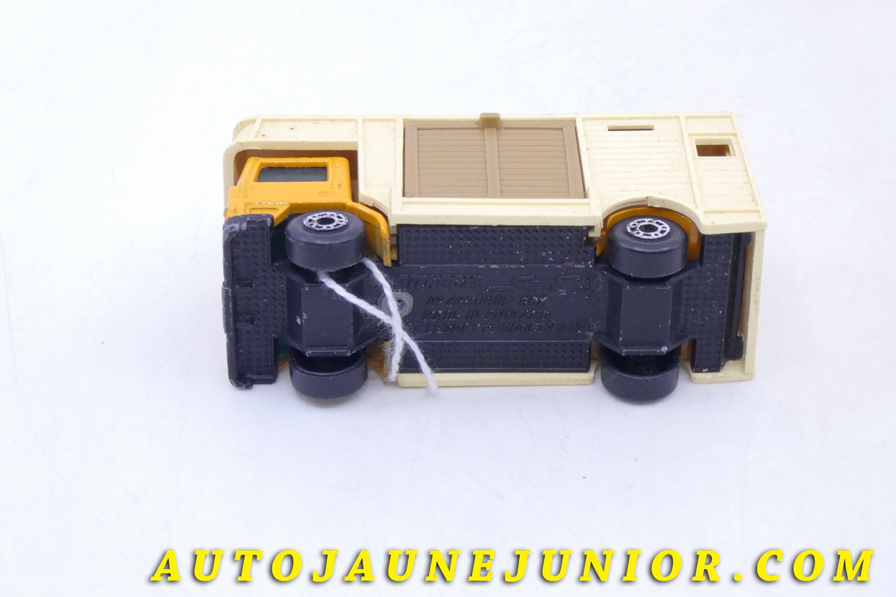 Le Matchbox Bedford Betaillere est en vente sur Auto Jaune Junior ! Découvrez nos collections de diecast Tekno, Politoys, Mebetoys, Mercury, Joal, Diapet, Märklin, TootsieToys.AutoJaune Junior ; Vous avez le même jouet ? Profitez de notre expertise pour vous accompagner dans la vente de vos modèles ou votre collection ! Nous achetons tous lots de miniatures ! Contactez nous !