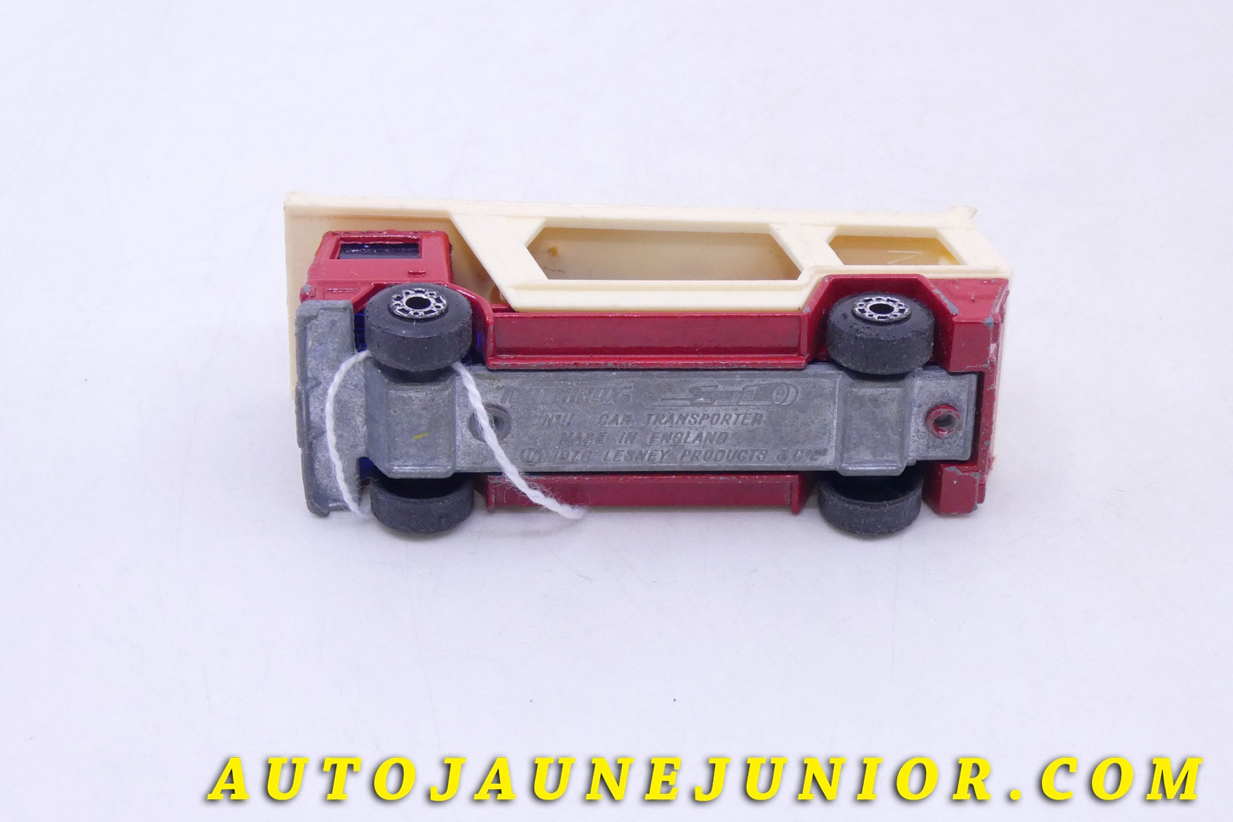 Le Matchbox Bedford Porte Auto est en vente sur Auto Jaune Junior ! Découvrez nos collections de diecast Tekno, Politoys, Mebetoys, Mercury, Joal, Diapet, Märklin, TootsieToys.AutoJaune Junior ; Vous avez le même jouet ? Profitez de notre expertise pour vous accompagner dans la vente de vos modèles ou votre collection ! Nous achetons tous lots de miniatures ! Contactez nous !
