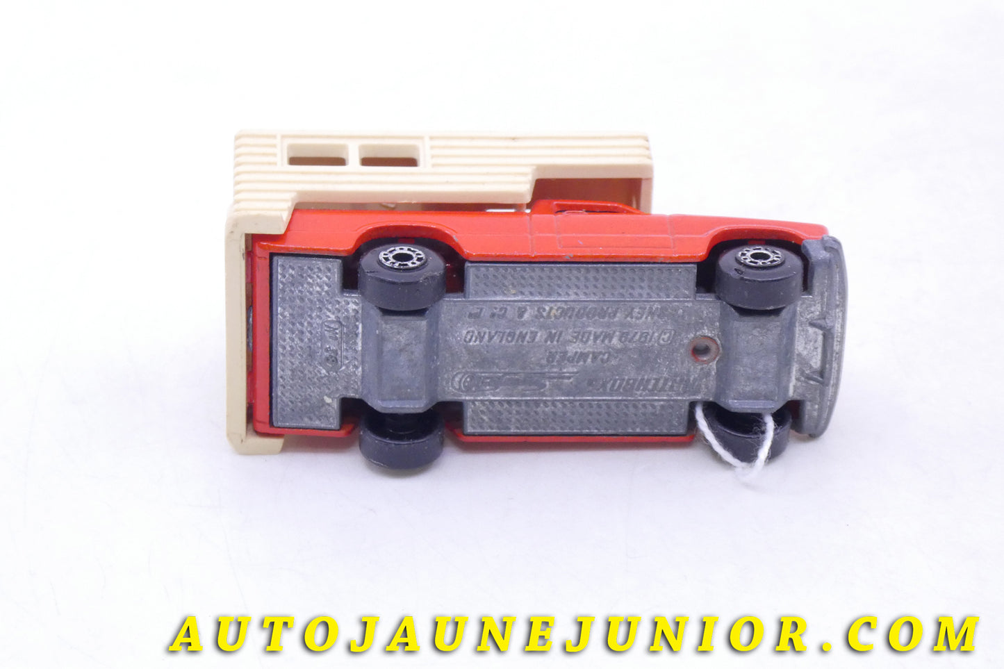Le Matchbox Camper Caravane Pick-Up est en vente sur Auto Jaune Junior ! Découvrez nos collections de diecast Tekno, Politoys, Mebetoys, Mercury, Joal, Diapet, Märklin, TootsieToys.AutoJaune Junior ; Vous avez le même jouet ? Profitez de notre expertise pour vous accompagner dans la vente de vos modèles ou votre collection ! Nous achetons tous lots de miniatures ! Contactez nous !
