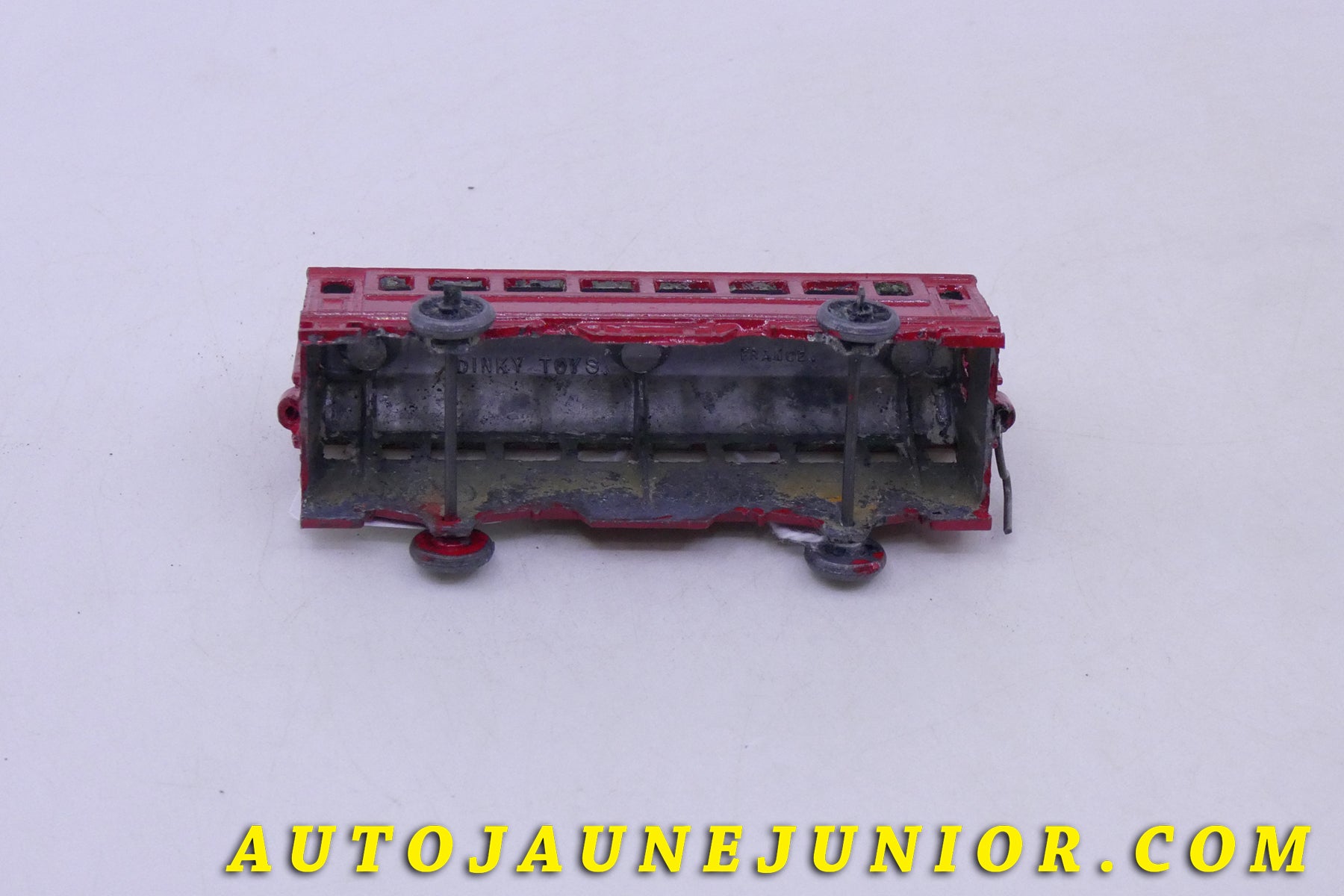 Le Solido Renault Cabine téléphonique est en vente sur Auto Jaune Junior ! Découvrez nos collections de diecast Tekno, Politoys, Mebetoys, Mercury, Joal, Diapet, Märklin, TootsieToys.AutoJaune Junior ; Vous avez le même jouet ? Profitez de notre expertise pour vous accompagner dans la vente de vos modèles ou votre collection ! Nous achetons tous lots de miniatures ! Contactez nous !