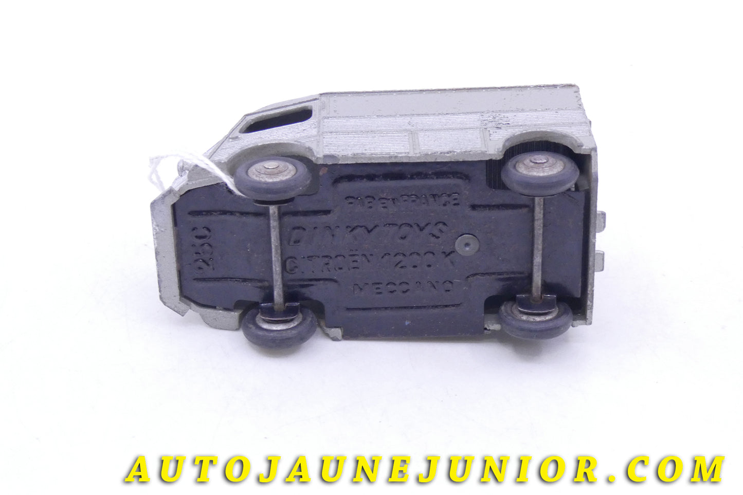 Le Dinky Toys Citroën 1200Kg  - Type H est en vente sur Auto Jaune Junior ! Découvrez nos collections de diecast Tekno, Politoys, Mebetoys, Mercury, Joal, Diapet, Märklin, TootsieToys.AutoJaune Junior ; Vous avez le même jouet ? Profitez de notre expertise pour vous accompagner dans la vente de vos modèles ou votre collection ! Nous achetons tous lots de miniatures ! Contactez nous !