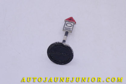 Le Dinky Toys Panneau Panneau Round About est en vente sur Auto Jaune Junior ! Découvrez nos collections de diecast Tekno, Politoys, Mebetoys, Mercury, Joal, Diapet, Märklin, TootsieToys.AutoJaune Junior ; Vous avez le même jouet ? Profitez de notre expertise pour vous accompagner dans la vente de vos modèles ou votre collection ! Nous achetons tous lots de miniatures ! Contactez nous !