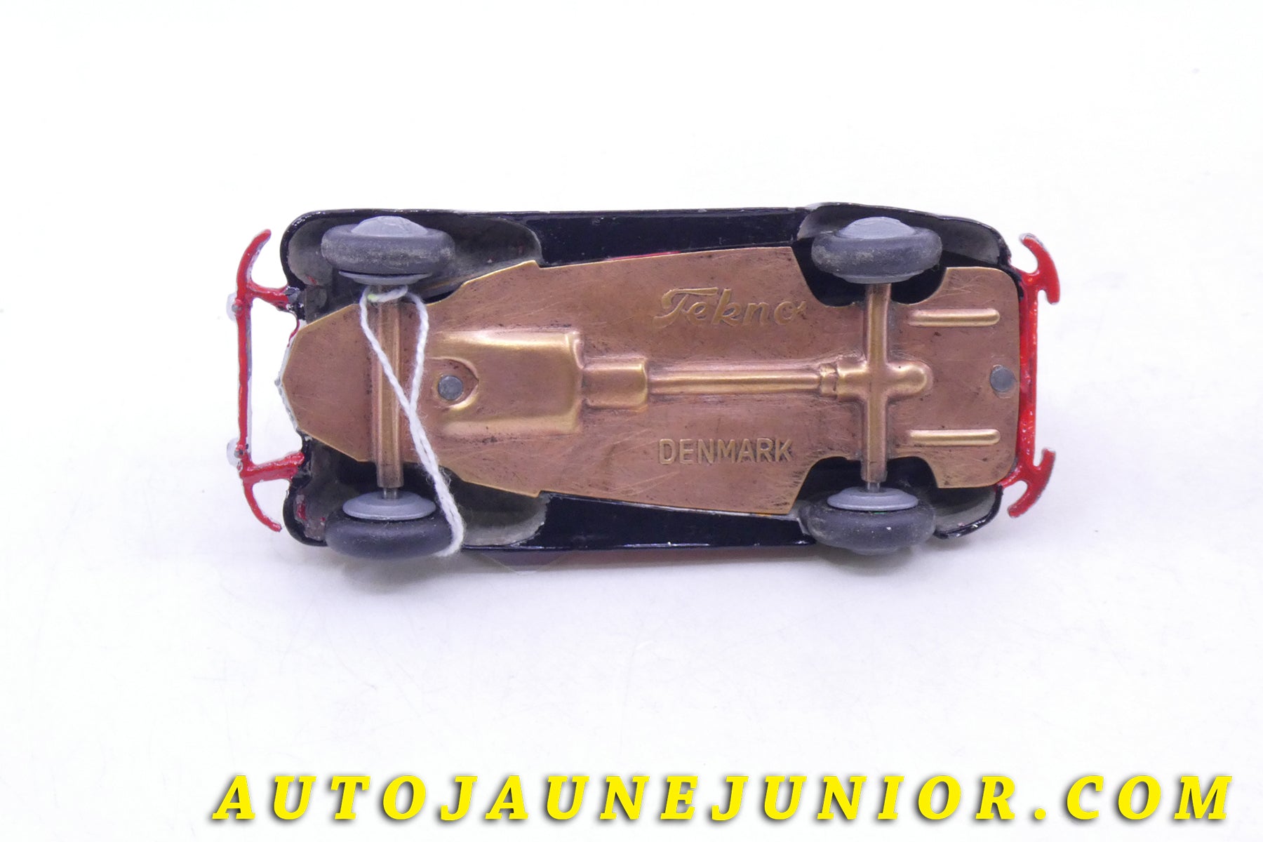 Le Tekno Mercedes Camionette Ambulance est en vente sur Auto Jaune Junior ! Découvrez nos collections de diecast Tekno, Politoys, Mebetoys, Mercury, Joal, Diapet, Märklin, TootsieToys.Vous avez le même jouet ? Profitez de notre expertise pour vous accompagner dans la vente de vos modèles ou votre collection ! Nous achetons tous lots de miniatures ! Contactez nous !