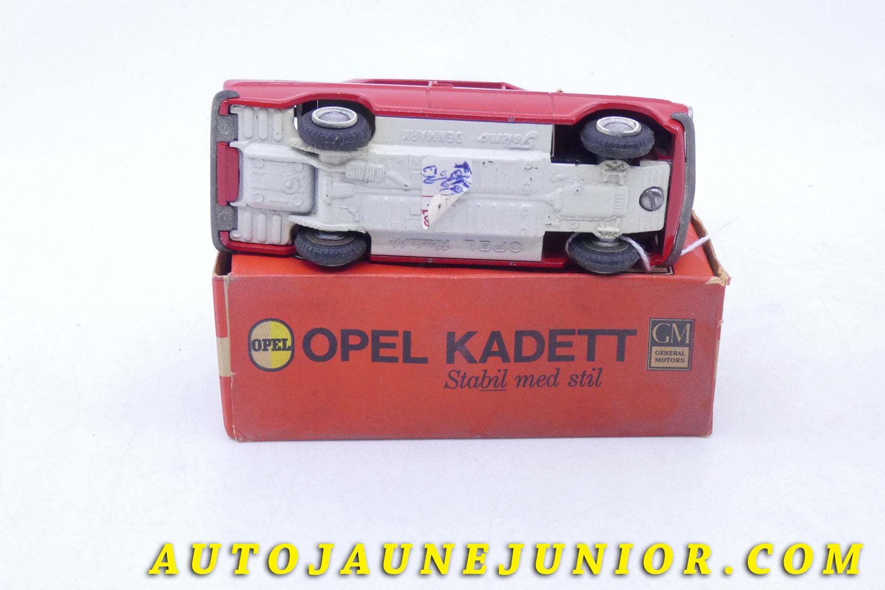 Le Tekno Opel Kadett est en vente sur Auto Jaune Junior ! Découvrez nos collections de diecast Tekno, Politoys, Mebetoys, Mercury, Joal, Diapet, Märklin, TootsieToys.AutoJaune Junior ; Vous avez le même jouet ? Profitez de notre expertise pour vous accompagner dans la vente de vos modèles ou votre collection ! Nous achetons tous lots de miniatures ! Contactez nous !