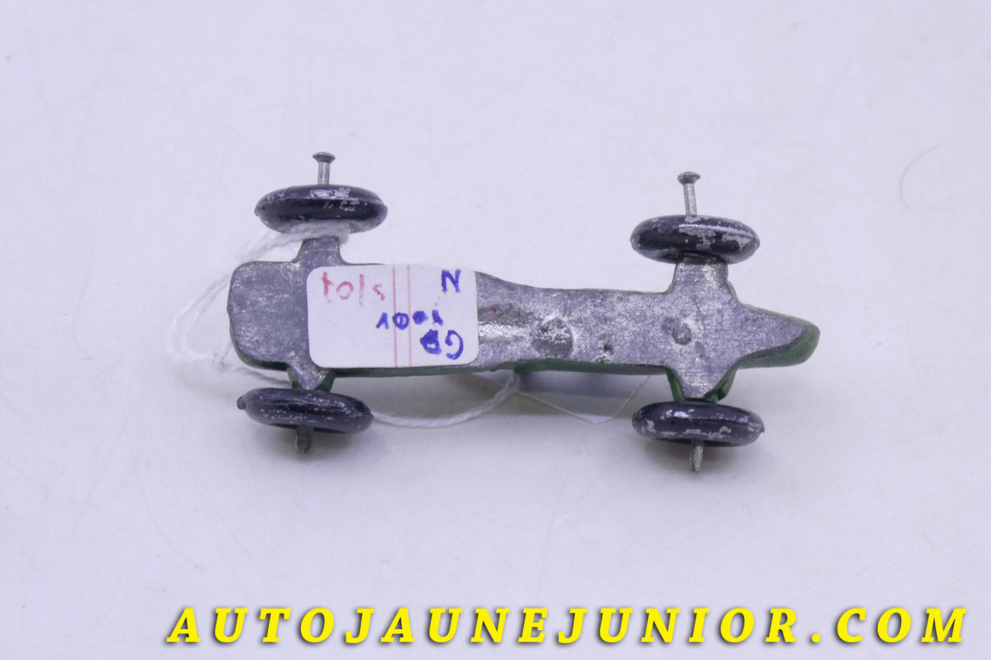 Le GB MG Ulster (Copie de la Dinky GB 35B) est en vente sur Auto Jaune Junior ! Découvrez nos collections de diecast Tekno, Politoys, Mebetoys, Mercury, Joal, Diapet, Märklin, TootsieToys.AutoJaune Junior ; Vous avez le même jouet ? Profitez de notre expertise pour vous accompagner dans la vente de vos modèles ou votre collection ! Nous achetons tous lots de miniatures ! Contactez nous !