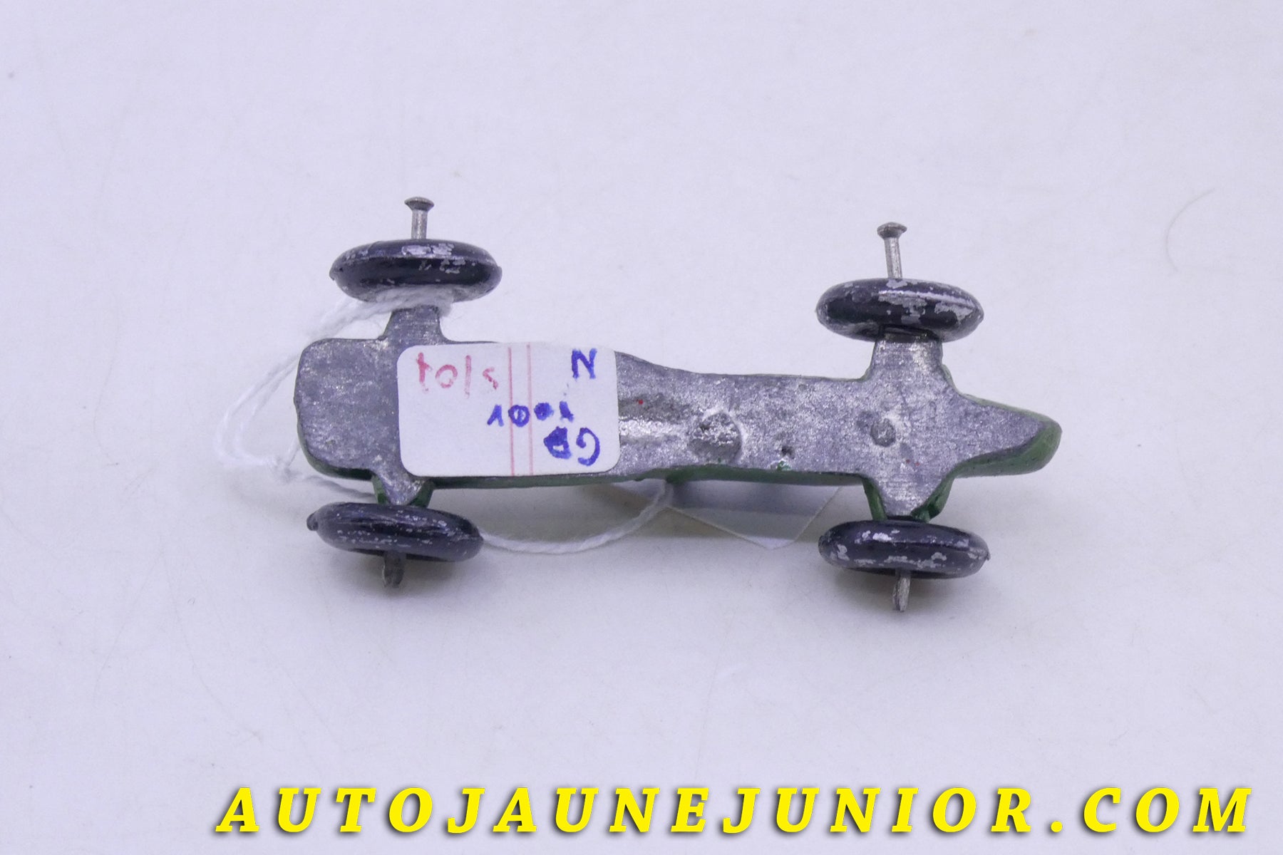 Le GB MG Ulster (Copie de la Dinky GB 35B) est en vente sur Auto Jaune Junior ! Découvrez nos collections de diecast Tekno, Politoys, Mebetoys, Mercury, Joal, Diapet, Märklin, TootsieToys.AutoJaune Junior ; Vous avez le même jouet ? Profitez de notre expertise pour vous accompagner dans la vente de vos modèles ou votre collection ! Nous achetons tous lots de miniatures ! Contactez nous !