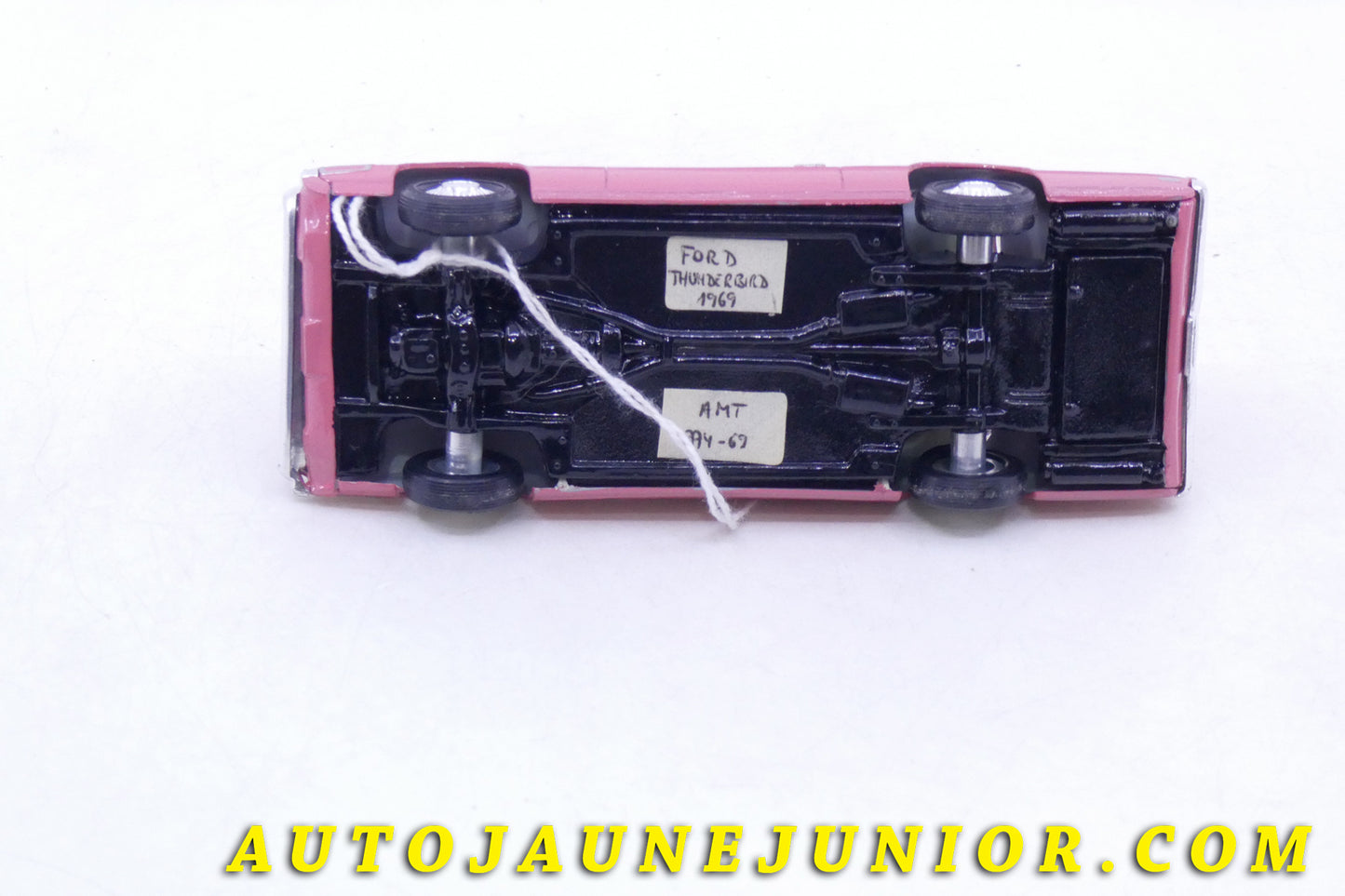 Le AMT Ford Thunderbird 1969  est en vente sur Auto Jaune Junior ! Découvrez nos collections de diecast Tekno, Politoys, Mebetoys, Mercury, Joal, Diapet, Märklin, TootsieToys.AutoJaune Junior ; Vous avez le même jouet ? Profitez de notre expertise pour vous accompagner dans la vente de vos modèles ou votre collection ! Nous achetons tous lots de miniatures ! Contactez nous !