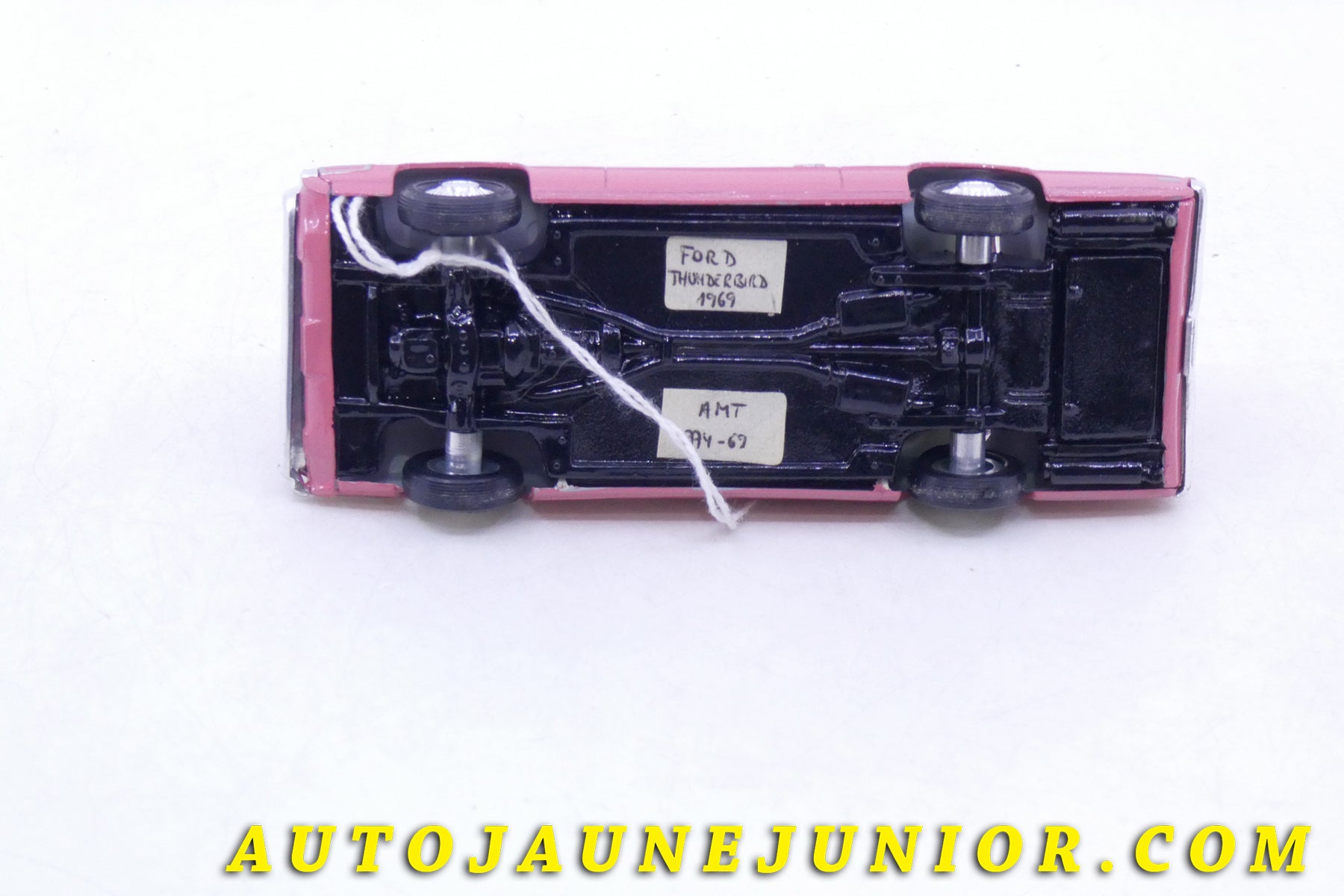 Le AMT Ford Thunderbird 1969  est en vente sur Auto Jaune Junior ! Découvrez nos collections de diecast Tekno, Politoys, Mebetoys, Mercury, Joal, Diapet, Märklin, TootsieToys.AutoJaune Junior ; Vous avez le même jouet ? Profitez de notre expertise pour vous accompagner dans la vente de vos modèles ou votre collection ! Nous achetons tous lots de miniatures ! Contactez nous !
