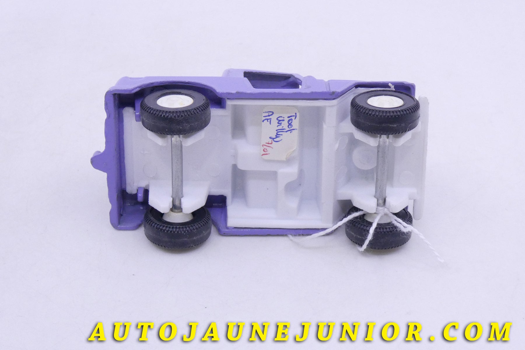 Le Tootsietoys Willys Pick Up est en vente sur Auto Jaune Junior ! Découvrez nos collections de diecast Tekno, Politoys, Mebetoys, Mercury, Joal, Diapet, Märklin, TootsieToys.Vous avez le même jouet ? Profitez de notre expertise pour vous accompagner dans la vente de vos modèles ou votre collection ! Nous achetons tous lots de miniatures ! Contactez nous !