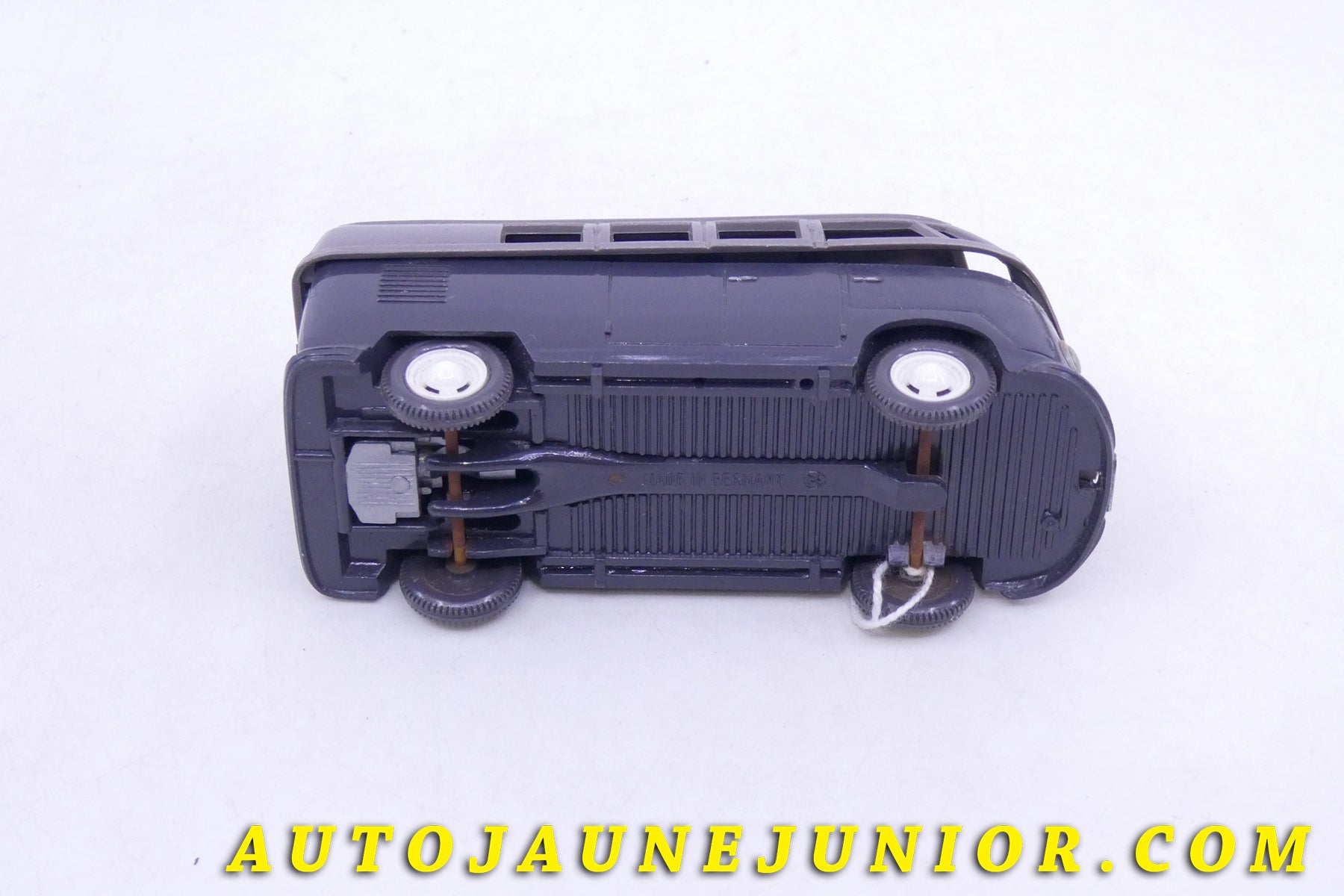 Le Wiking Volkswagen Kombi minibus est en vente sur Auto Jaune Junior ! Découvrez nos collections de diecast Tekno, Politoys, Mebetoys, Mercury, Joal, Diapet, Märklin, TootsieToys.AutoJaune Junior ; Vous avez le même jouet ? Profitez de notre expertise pour vous accompagner dans la vente de vos modèles ou votre collection ! Nous achetons tous lots de miniatures ! Contactez nous !