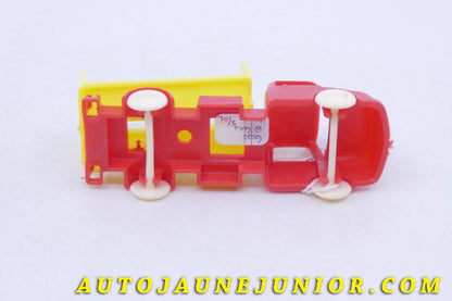Le Allemagne Mercedes 1113 - Camion Coca Cola est en vente sur Auto Jaune Junior ! Découvrez nos collections de diecast Tekno, Politoys, Mebetoys, Mercury, Joal, Diapet, Märklin, TootsieToys.AutoJaune Junior ; Vous avez le même jouet ? Profitez de notre expertise pour vous accompagner dans la vente de vos modèles ou votre collection ! Nous achetons tous lots de miniatures ! Contactez nous !