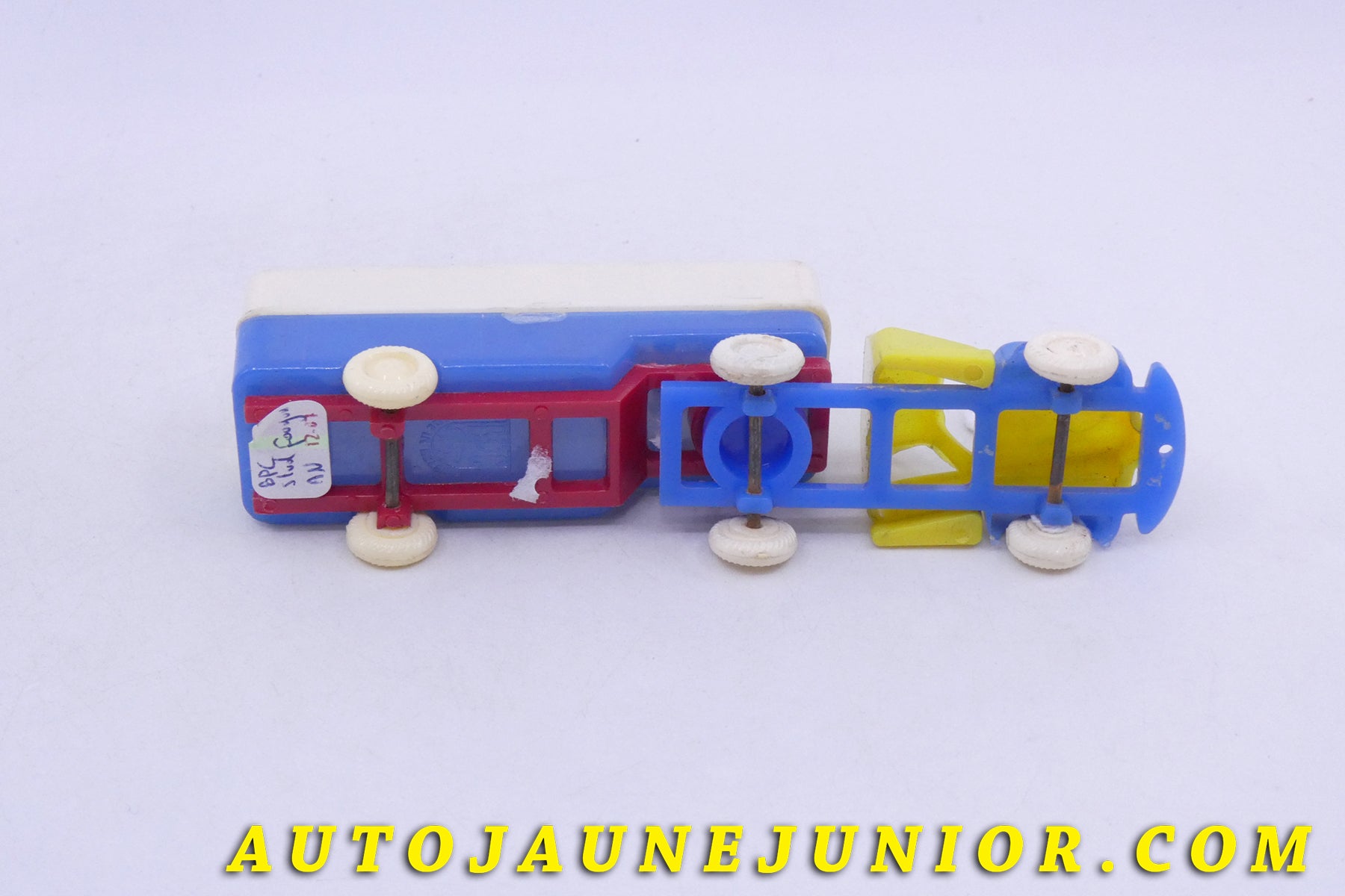 Le BPC Studebaker Semi remorque fourgon est en vente sur Auto Jaune Junior ! Découvrez nos collections de diecast Tekno, Politoys, Mebetoys, Mercury, Joal, Diapet, Märklin, TootsieToys.AutoJaune Junior ; Vous avez le même jouet ? Profitez de notre expertise pour vous accompagner dans la vente de vos modèles ou votre collection ! Nous achetons tous lots de miniatures ! Contactez nous !
