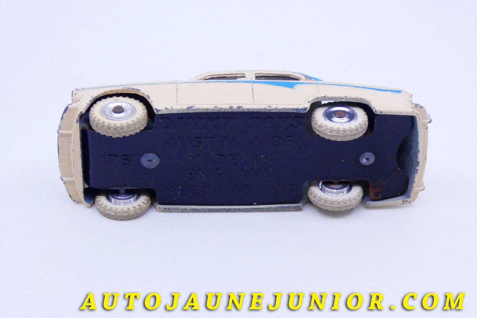Le #3411 - Dinky Toys - Austin - A 105 Bicolore (Peu fréquente version coloris + Jantes acier !) est en vente sur Auto Jaune Junior ! Tekno, Politoys, Mebetoys, Mercury, Joal, Diapet, Märklin, TootsieToys.Vous avez le même jouet ? Profitez de notre expertise pour vous accompagner dans la vente de vos modèles ou votre collection ! Nous achetons tous lots de miniatures ! Contactez nous ! contact@autojaunejunior.com. 