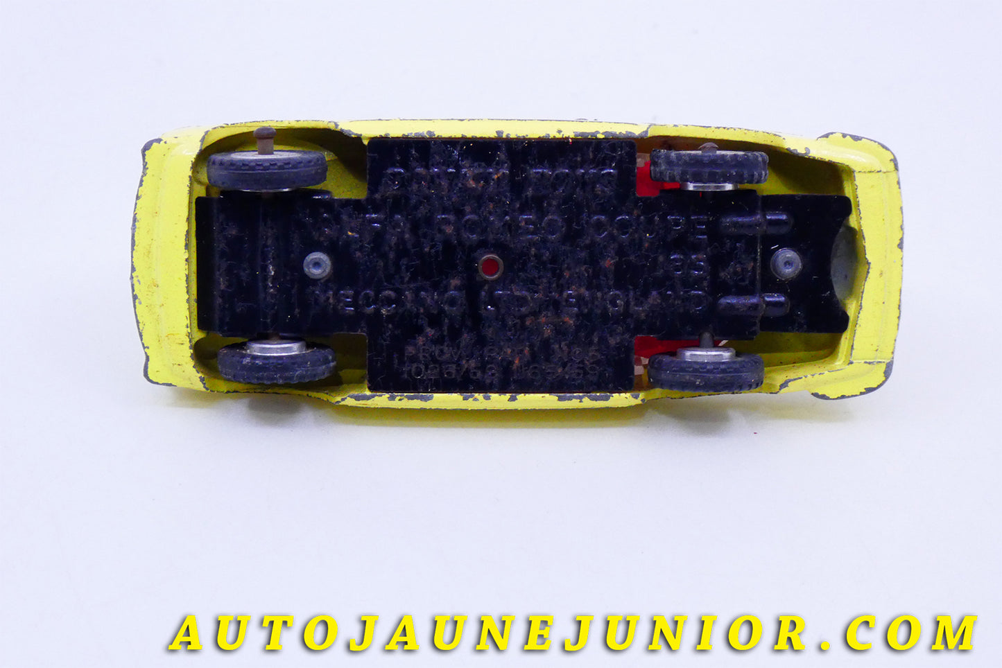 Le #3413 - Dinky Toys - Alfa Roméo  - 1900 Coupé est en vente sur Auto Jaune Junior ! Tekno, Politoys, Mebetoys, Mercury, Joal, Diapet, Märklin, TootsieToys.Vous avez le même jouet ? Profitez de notre expertise pour vous accompagner dans la vente de vos modèles ou votre collection ! Nous achetons tous lots de miniatures ! Contactez nous ! contact@autojaunejunior.com. 