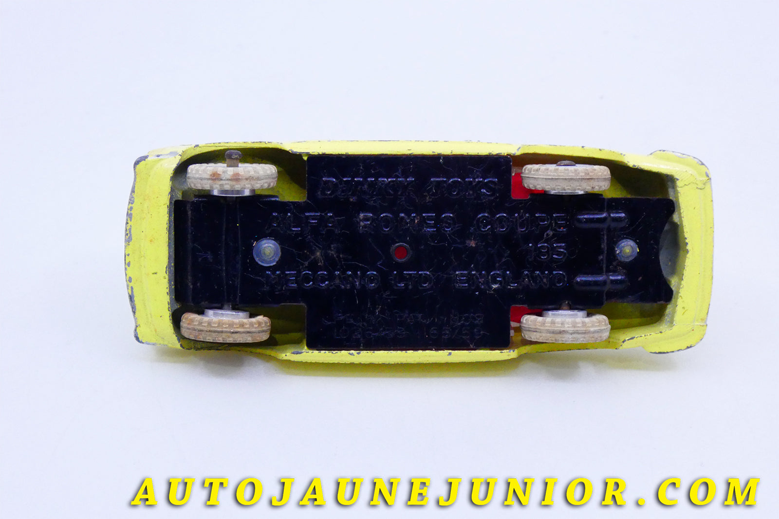 Le #3414 - Dinky Toys - Alfa Roméo  - 1900 Coupé est en vente sur Auto Jaune Junior ! Tekno, Politoys, Mebetoys, Mercury, Joal, Diapet, Märklin, TootsieToys.Vous avez le même jouet ? Profitez de notre expertise pour vous accompagner dans la vente de vos modèles ou votre collection ! Nous achetons tous lots de miniatures ! Contactez nous ! contact@autojaunejunior.com. 