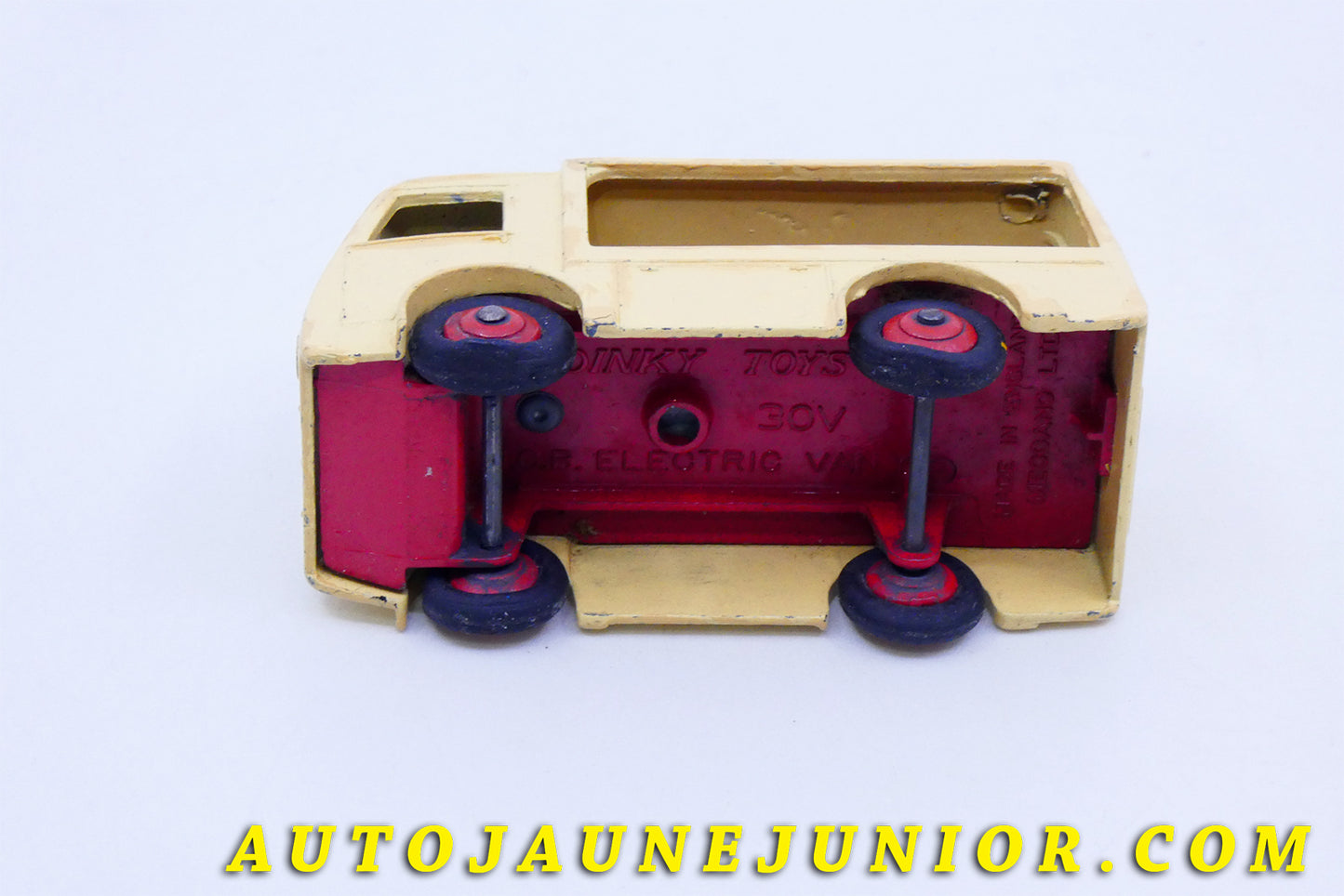 Le #3418 - Dinky Toys - Walker - Camionette Electrique  NCB est en vente sur Auto Jaune Junior ! Tekno, Politoys, Mebetoys, Mercury, Joal, Diapet, Märklin, TootsieToys.Vous avez le même jouet ? Profitez de notre expertise pour vous accompagner dans la vente de vos modèles ou votre collection ! Nous achetons tous lots de miniatures ! Contactez nous ! contact@autojaunejunior.com. 