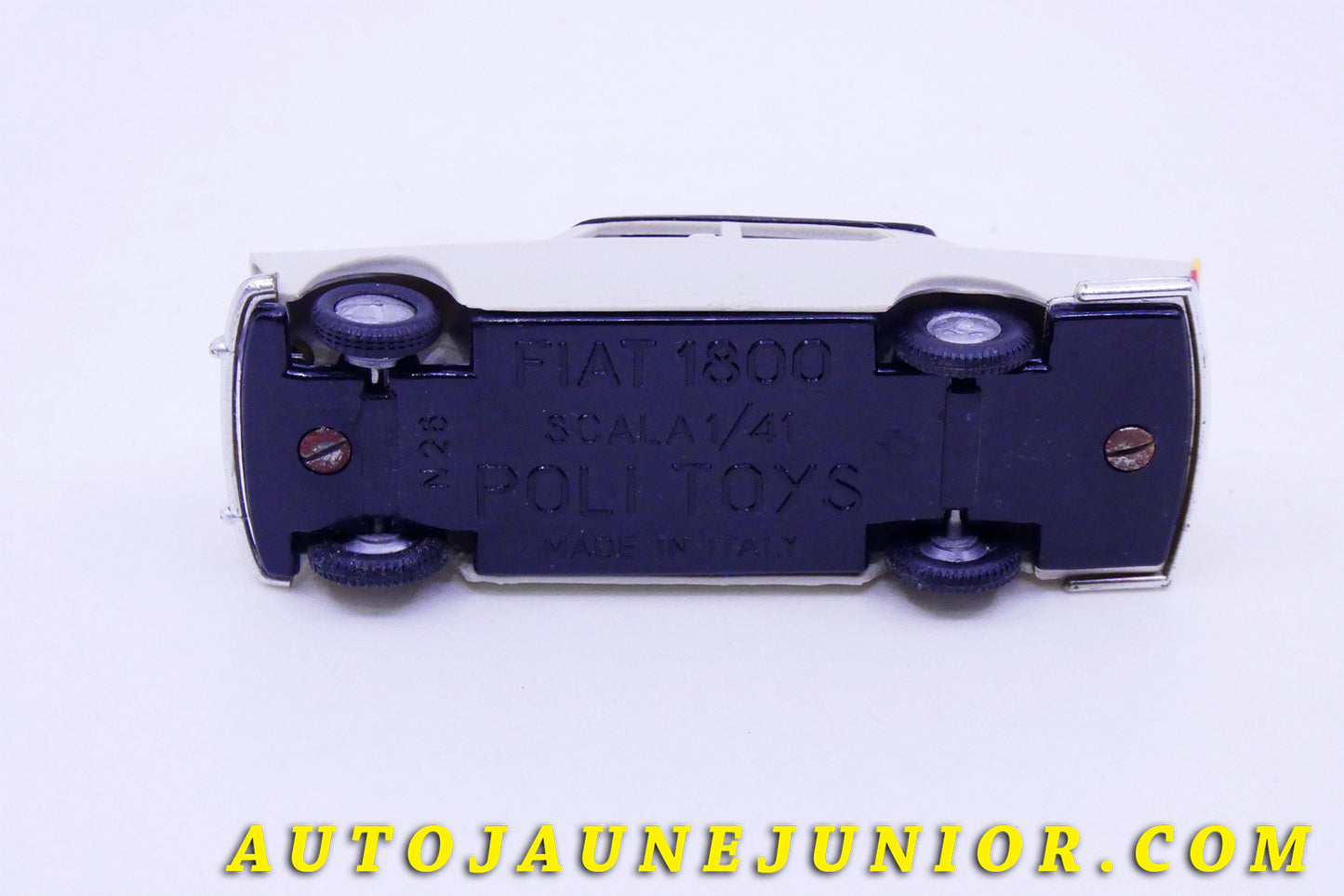 Le #3420 - Politoys - Fiat - 1800 Berline est en vente sur Auto Jaune Junior ! Tekno, Politoys, Mebetoys, Mercury, Joal, Diapet, Märklin, TootsieToys.Vous avez le même jouet ? Profitez de notre expertise pour vous accompagner dans la vente de vos modèles ou votre collection ! Nous achetons tous lots de miniatures ! Contactez nous ! contact@autojaunejunior.com. 