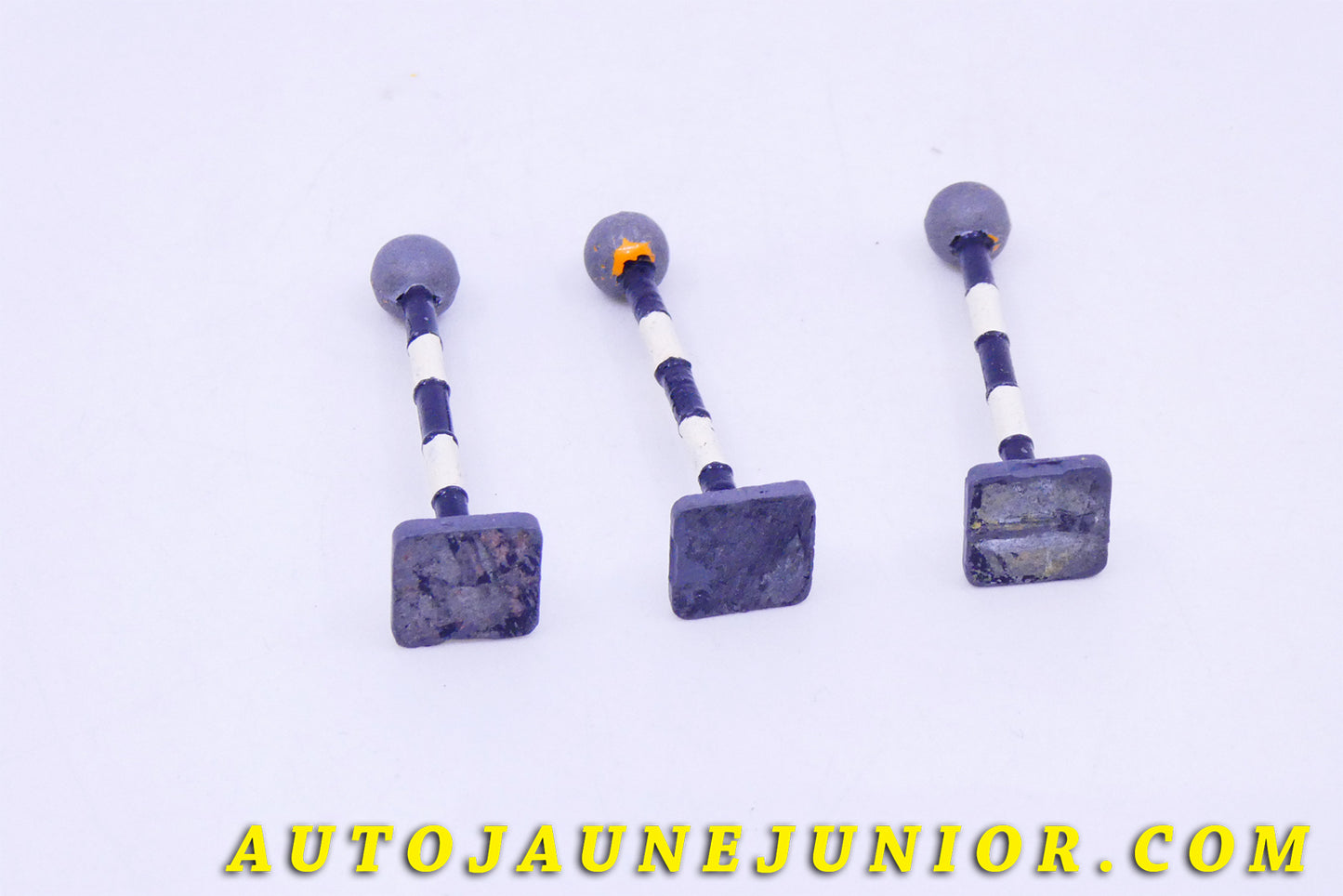 Le #3423 - GB - Panneaux - Lot de 3 Belisha Beacon est en vente sur Auto Jaune Junior ! Tekno, Politoys, Mebetoys, Mercury, Joal, Diapet, Märklin, TootsieToys.Vous avez le même jouet ? Profitez de notre expertise pour vous accompagner dans la vente de vos modèles ou votre collection ! Nous achetons tous lots de miniatures ! Contactez nous ! contact@autojaunejunior.com. 