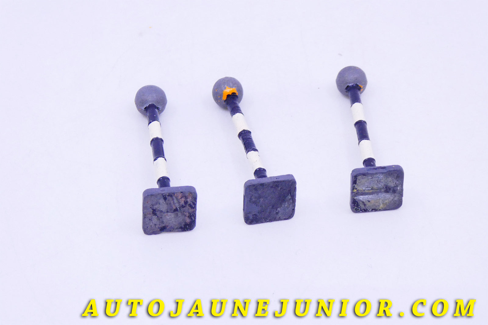 Le #3423 - GB - Panneaux - Lot de 3 Belisha Beacon est en vente sur Auto Jaune Junior ! Tekno, Politoys, Mebetoys, Mercury, Joal, Diapet, Märklin, TootsieToys.Vous avez le même jouet ? Profitez de notre expertise pour vous accompagner dans la vente de vos modèles ou votre collection ! Nous achetons tous lots de miniatures ! Contactez nous ! contact@autojaunejunior.com. 