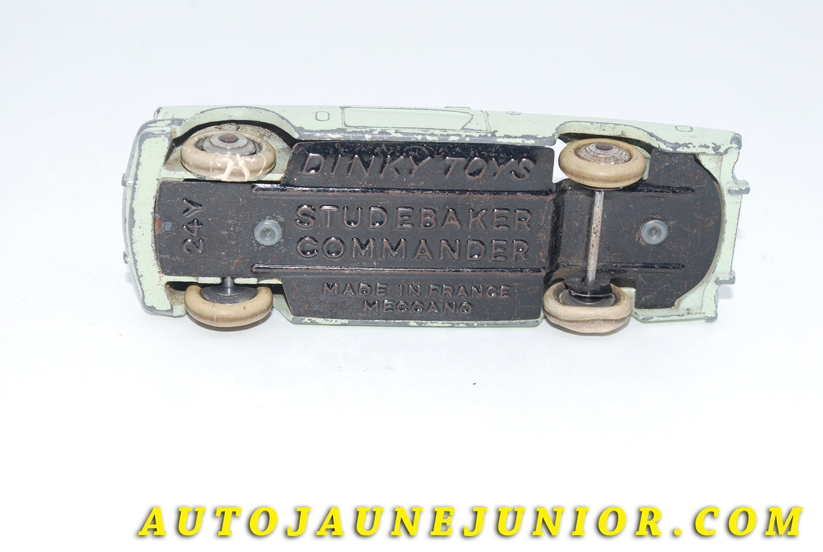 Le #3445 - Dinky Toys - Studebaker - Commander (chassis plein) est en vente sur Auto Jaune Junior ! Tekno, Politoys, Mebetoys, Mercury, Joal, Diapet, Märklin, TootsieToys.Vous avez le même jouet ? Profitez de notre expertise pour vous accompagner dans la vente de vos modèles ou votre collection ! Nous achetons tous lots de miniatures ! Contactez nous ! contact@autojaunejunior.com. 
