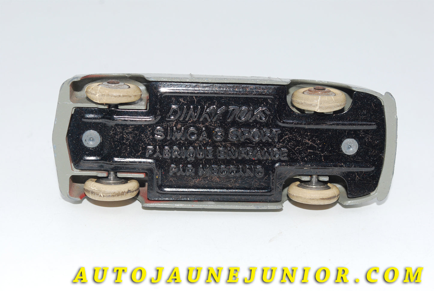 Le #3446 - Dinky Toys - Simca - 8 Sport Type 1b ( Pare brise fin E jantes chromée) est en vente sur Auto Jaune Junior ! Tekno, Politoys, Mebetoys, Mercury, Joal, Diapet, Märklin, TootsieToys.Vous avez le même jouet ? Profitez de notre expertise pour vous accompagner dans la vente de vos modèles ou votre collection ! Nous achetons tous lots de miniatures ! Contactez nous ! contact@autojaunejunior.com. 