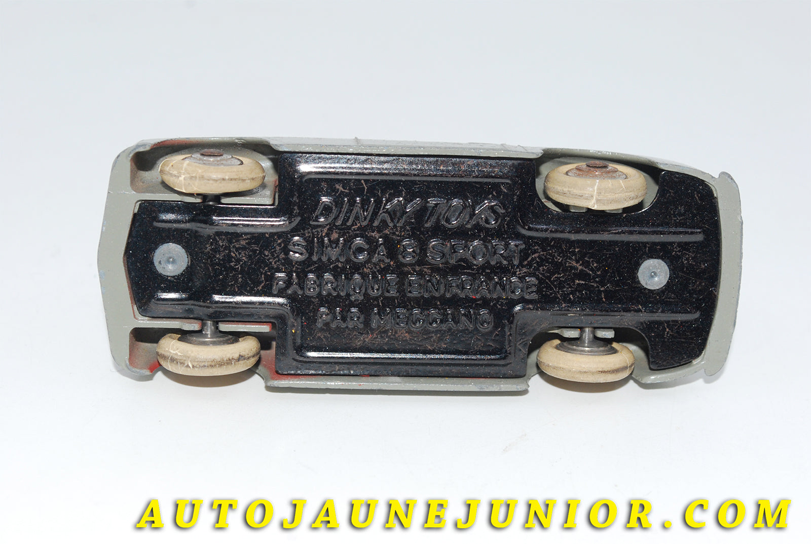 Le #3446 - Dinky Toys - Simca - 8 Sport Type 1b ( Pare brise fin E jantes chromée) est en vente sur Auto Jaune Junior ! Tekno, Politoys, Mebetoys, Mercury, Joal, Diapet, Märklin, TootsieToys.Vous avez le même jouet ? Profitez de notre expertise pour vous accompagner dans la vente de vos modèles ou votre collection ! Nous achetons tous lots de miniatures ! Contactez nous ! contact@autojaunejunior.com. 