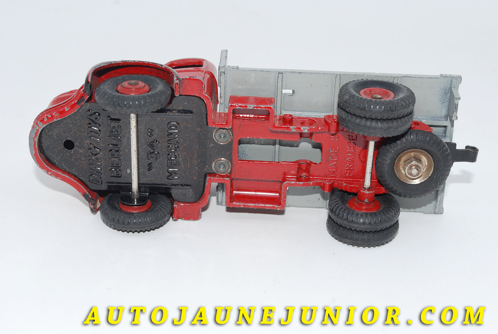 Le #3447 - Dinky Toys - Berliet - GLR Porte container est en vente sur Auto Jaune Junior ! Tekno, Politoys, Mebetoys, Mercury, Joal, Diapet, Märklin, TootsieToys.Vous avez le même jouet ? Profitez de notre expertise pour vous accompagner dans la vente de vos modèles ou votre collection ! Nous achetons tous lots de miniatures ! Contactez nous ! contact@autojaunejunior.com. 