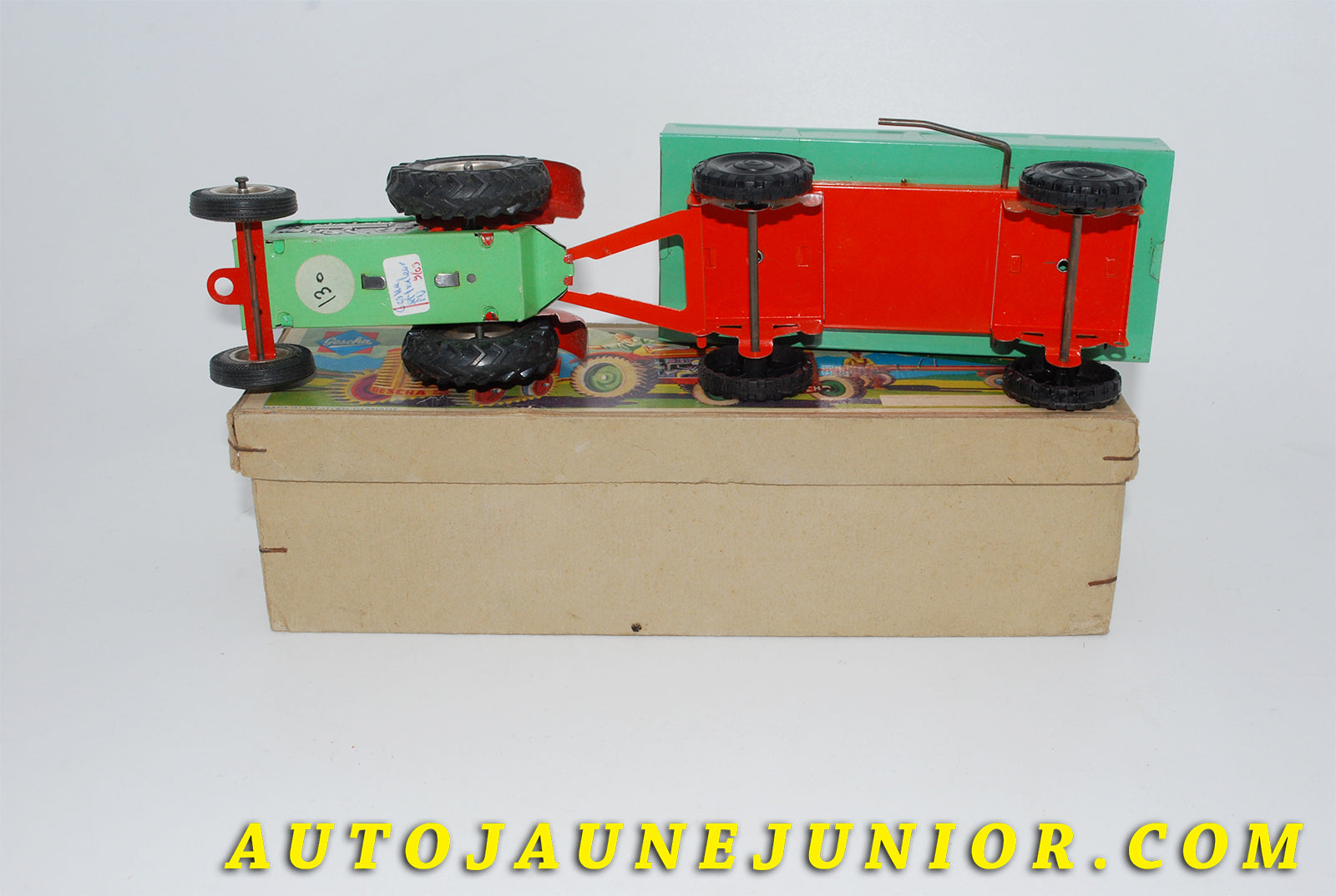Le #3462 - Gescha - Western Germany - Tracteur  agricole à friction avec sa remorque  est en vente sur Auto Jaune Junior ! Tekno, Politoys, Mebetoys, Mercury, Joal, Diapet, Märklin, TootsieToys.Vous avez le même jouet ? Profitez de notre expertise pour vous accompagner dans la vente de vos modèles ou votre collection ! Nous achetons tous lots de miniatures ! Contactez nous ! contact@autojaunejunior.com. 