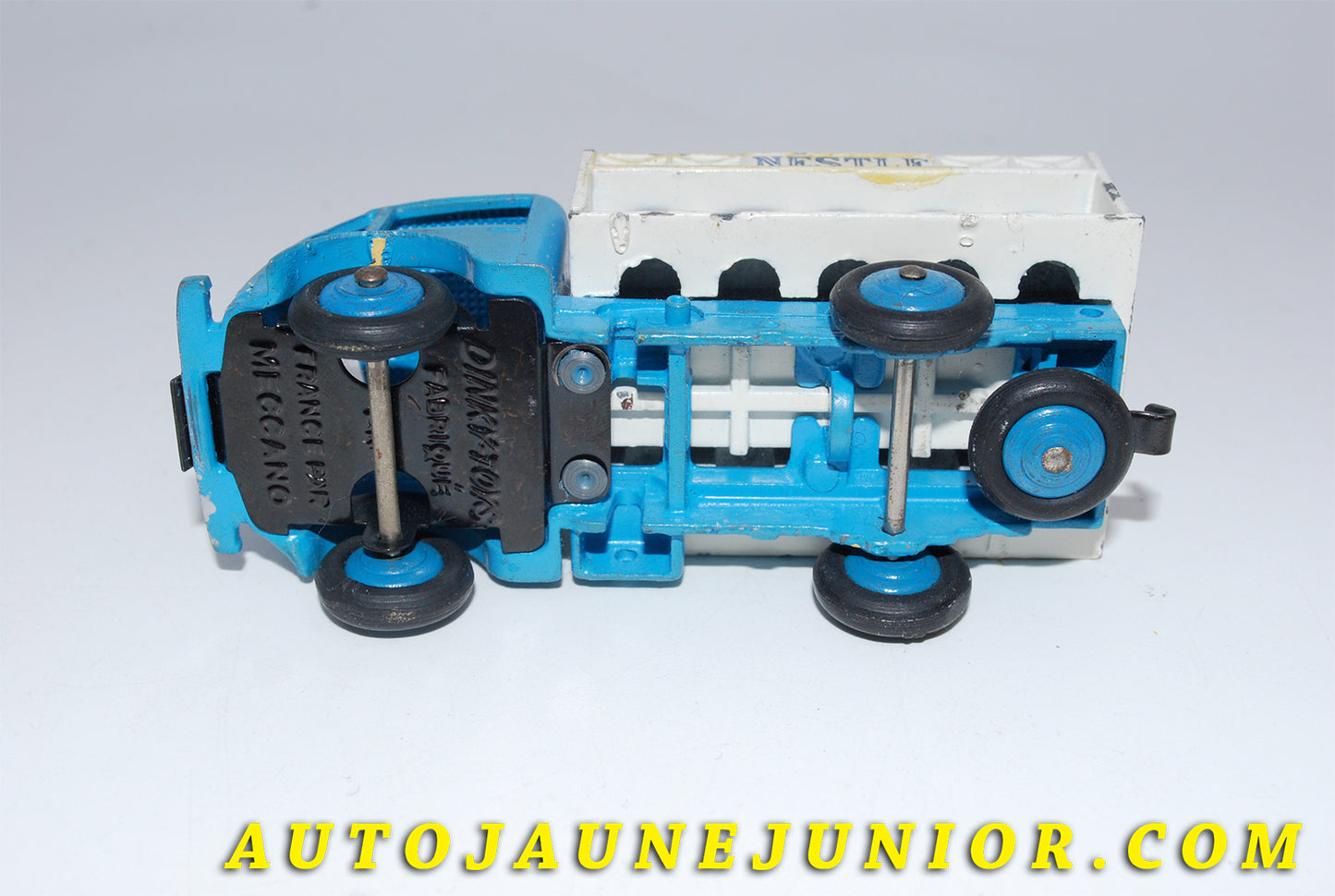 Le #3463 - Dinky Toys - Ford - Camion laitier Nestlé - Dernier type est en vente sur Auto Jaune Junior ! Tekno, Politoys, Mebetoys, Mercury, Joal, Diapet, Märklin, TootsieToys.Vous avez le même jouet ? Profitez de notre expertise pour vous accompagner dans la vente de vos modèles ou votre collection ! Nous achetons tous lots de miniatures ! Contactez nous ! contact@autojaunejunior.com. 