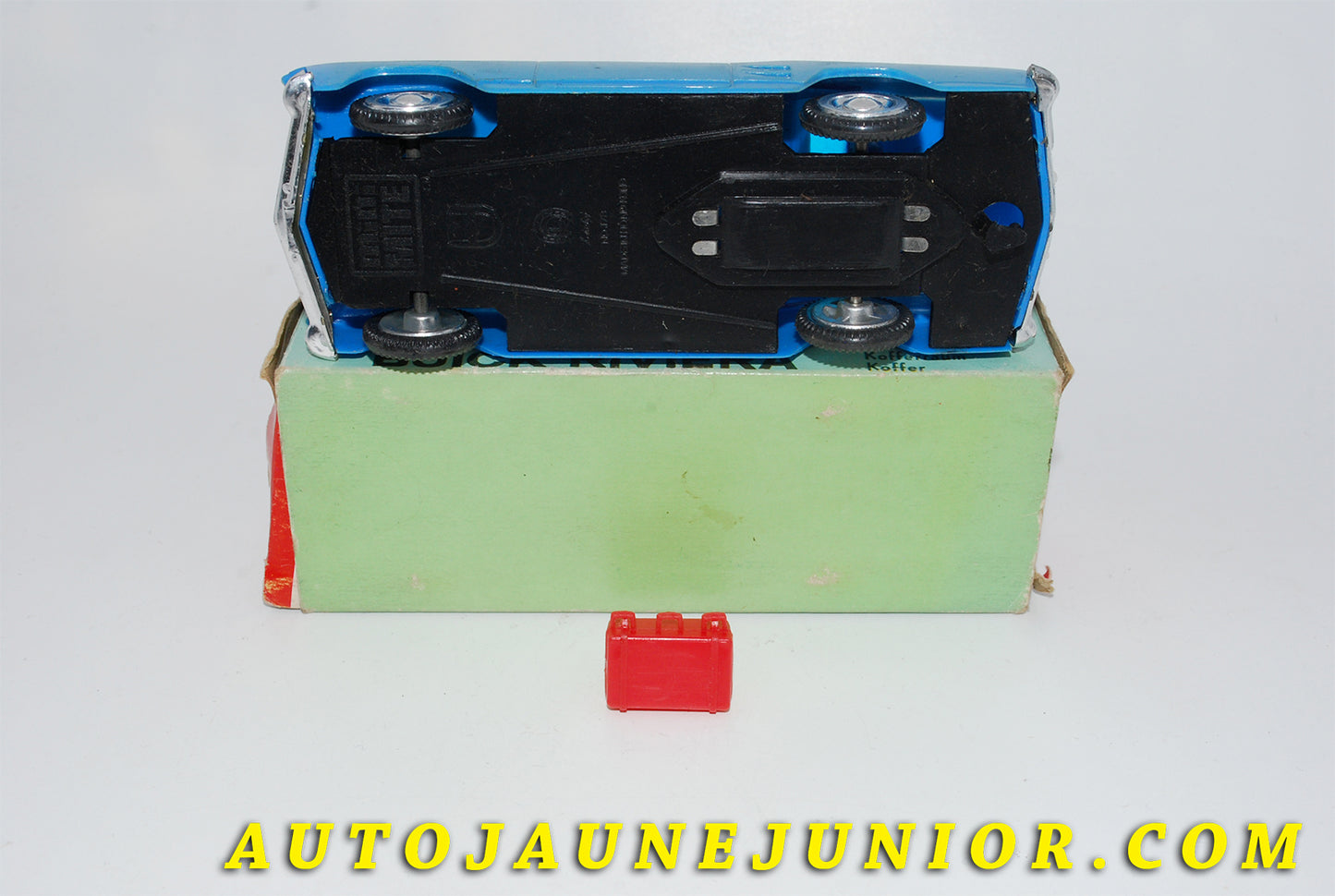 Le #3472 - Lucky Toys / Europa - Buick - Riviera Coupé (à friction) - Pour export en Allemagne est en vente sur Auto Jaune Junior ! Tekno, Politoys, Mebetoys, Mercury, Joal, Diapet, Märklin, TootsieToys.Vous avez le même jouet ? Profitez de notre expertise pour vous accompagner dans la vente de vos modèles ou votre collection ! Nous achetons tous lots de miniatures ! Contactez nous ! contact@autojaunejunior.com. 