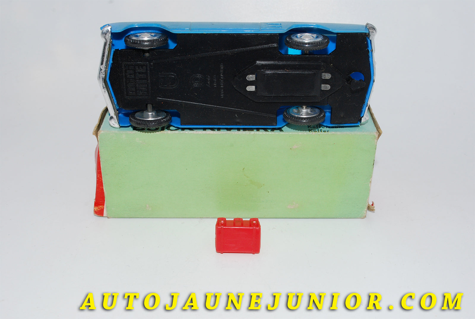 Le #3472 - Lucky Toys / Europa - Buick - Riviera Coupé (à friction) - Pour export en Allemagne est en vente sur Auto Jaune Junior ! Tekno, Politoys, Mebetoys, Mercury, Joal, Diapet, Märklin, TootsieToys.Vous avez le même jouet ? Profitez de notre expertise pour vous accompagner dans la vente de vos modèles ou votre collection ! Nous achetons tous lots de miniatures ! Contactez nous ! contact@autojaunejunior.com. 