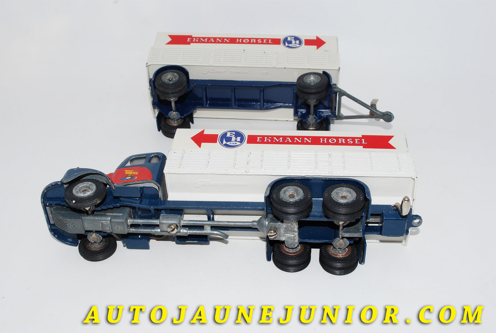Le #3473 - Tekno - Scania - 76 ridelles bâché Ekmann Horsel avec remorque est en vente sur Auto Jaune Junior ! Tekno, Politoys, Mebetoys, Mercury, Joal, Diapet, Märklin, TootsieToys.Vous avez le même jouet ? Profitez de notre expertise pour vous accompagner dans la vente de vos modèles ou votre collection ! Nous achetons tous lots de miniatures ! Contactez nous ! contact@autojaunejunior.com. 