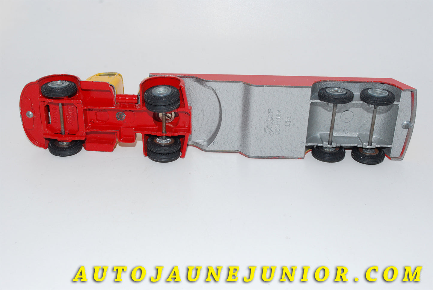 Le #3474 - Tekno - Volvo - N88 semi citerne "Felix Capri" est en vente sur Auto Jaune Junior ! Tekno, Politoys, Mebetoys, Mercury, Joal, Diapet, Märklin, TootsieToys.Vous avez le même jouet ? Profitez de notre expertise pour vous accompagner dans la vente de vos modèles ou votre collection ! Nous achetons tous lots de miniatures ! Contactez nous ! contact@autojaunejunior.com. 