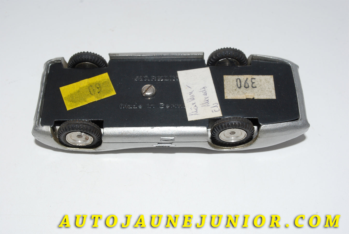 Le #3478 - Märklin - Mercedes - W196 Monoplace carrénée Type 1 est en vente sur Auto Jaune Junior ! Tekno, Politoys, Mebetoys, Mercury, Joal, Diapet, Märklin, TootsieToys.Vous avez le même jouet ? Profitez de notre expertise pour vous accompagner dans la vente de vos modèles ou votre collection ! Nous achetons tous lots de miniatures ! Contactez nous ! contact@autojaunejunior.com. 