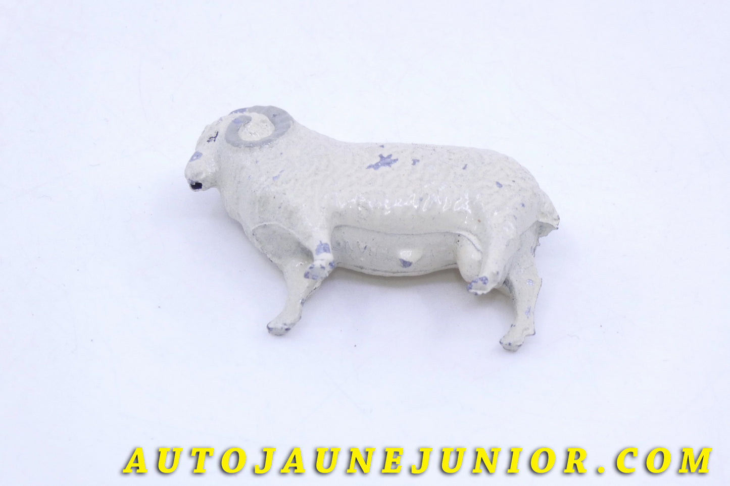 Le Objet divers Animal Bélier est en vente sur Auto Jaune Junior ! Découvrez nos collections de diecast Tekno, Politoys, Mebetoys, Mercury, Joal, Diapet, Märklin, TootsieToys.Vous avez le même jouet ? Profitez de notre expertise pour vous accompagner dans la vente de vos modèles ou votre collection ! Nous achetons tous lots de miniatures ! Contactez nous !