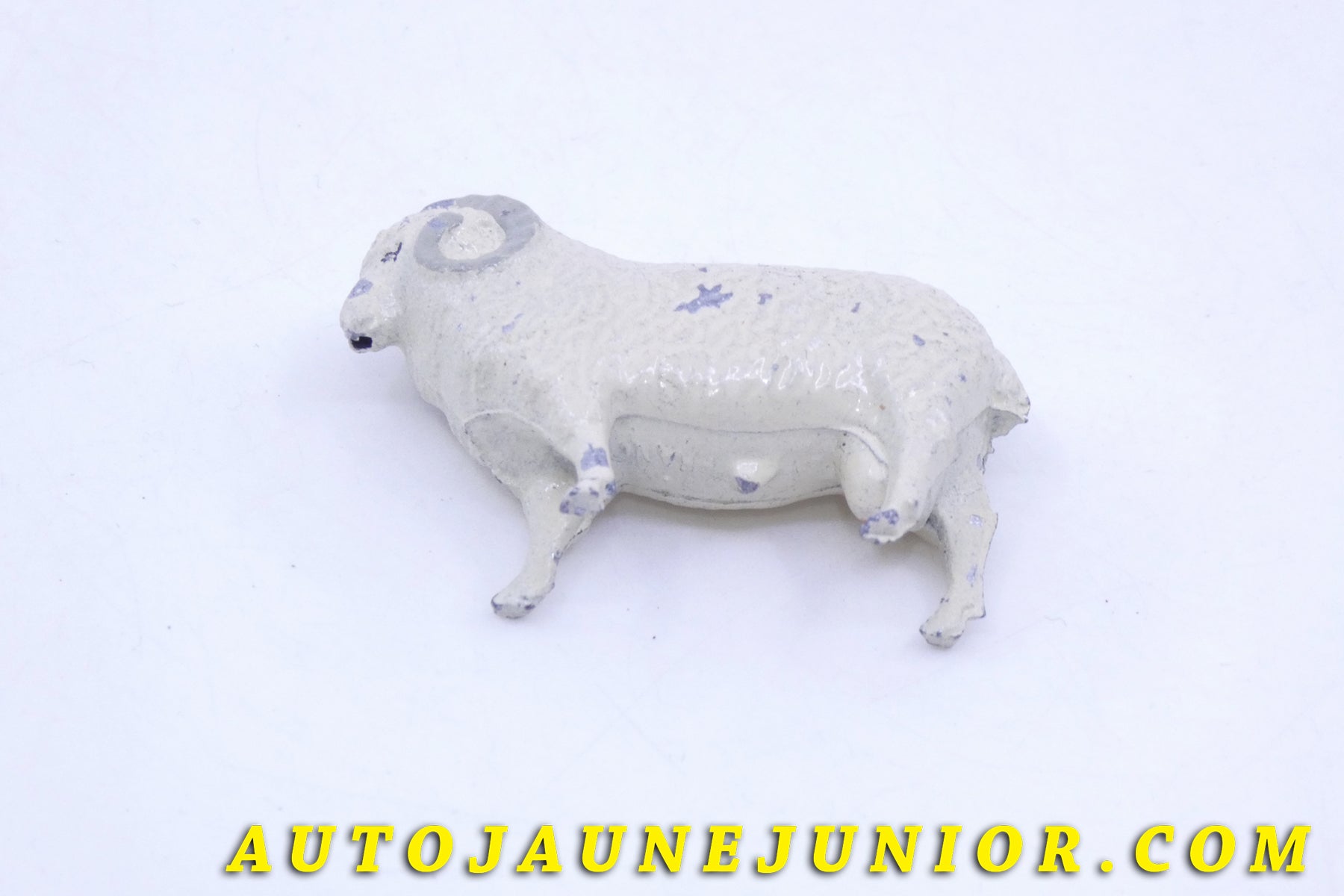 Le Objet divers Animal Bélier est en vente sur Auto Jaune Junior ! Découvrez nos collections de diecast Tekno, Politoys, Mebetoys, Mercury, Joal, Diapet, Märklin, TootsieToys.Vous avez le même jouet ? Profitez de notre expertise pour vous accompagner dans la vente de vos modèles ou votre collection ! Nous achetons tous lots de miniatures ! Contactez nous !