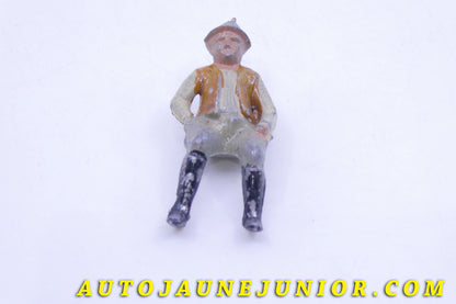 Le #3611 - France (PH) - Personnage - Conducteur de charrette est en vente sur Auto Jaune Junior ! Tekno, Politoys, Mebetoys, Mercury, Joal, Diapet, Märklin, TootsieToys.Vous avez le même jouet ? Profitez de notre expertise pour vous accompagner dans la vente de vos modèles ou votre collection ! Nous achetons tous lots de miniatures ! Contactez nous ! contact@autojaunejunior.com. 
