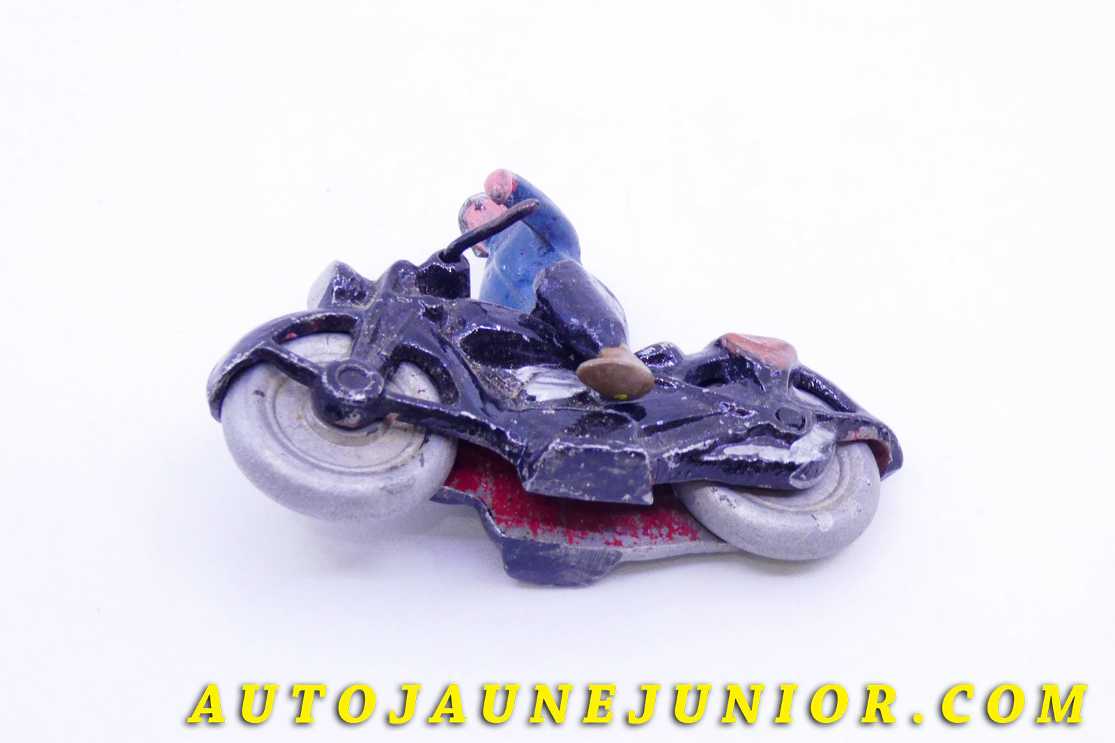 Le #3614 - Cofalu - Personnage - Policier en moto (Repeint) est en vente sur Auto Jaune Junior ! Tekno, Politoys, Mebetoys, Mercury, Joal, Diapet, Märklin, TootsieToys.Vous avez le même jouet ? Profitez de notre expertise pour vous accompagner dans la vente de vos modèles ou votre collection ! Nous achetons tous lots de miniatures ! Contactez nous ! contact@autojaunejunior.com. 