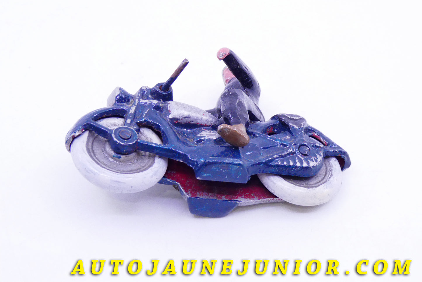 Le #3615 - Cofalu - Personnage - Policier en moto (Repeint) est en vente sur Auto Jaune Junior ! Tekno, Politoys, Mebetoys, Mercury, Joal, Diapet, Märklin, TootsieToys.Vous avez le même jouet ? Profitez de notre expertise pour vous accompagner dans la vente de vos modèles ou votre collection ! Nous achetons tous lots de miniatures ! Contactez nous ! contact@autojaunejunior.com. 