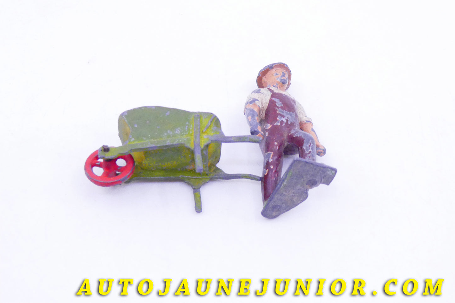 Le #3617 - France (PH) - Personnage - Paysan avec brouette est en vente sur Auto Jaune Junior ! Tekno, Politoys, Mebetoys, Mercury, Joal, Diapet, Märklin, TootsieToys.Vous avez le même jouet ? Profitez de notre expertise pour vous accompagner dans la vente de vos modèles ou votre collection ! Nous achetons tous lots de miniatures ! Contactez nous ! contact@autojaunejunior.com. 
