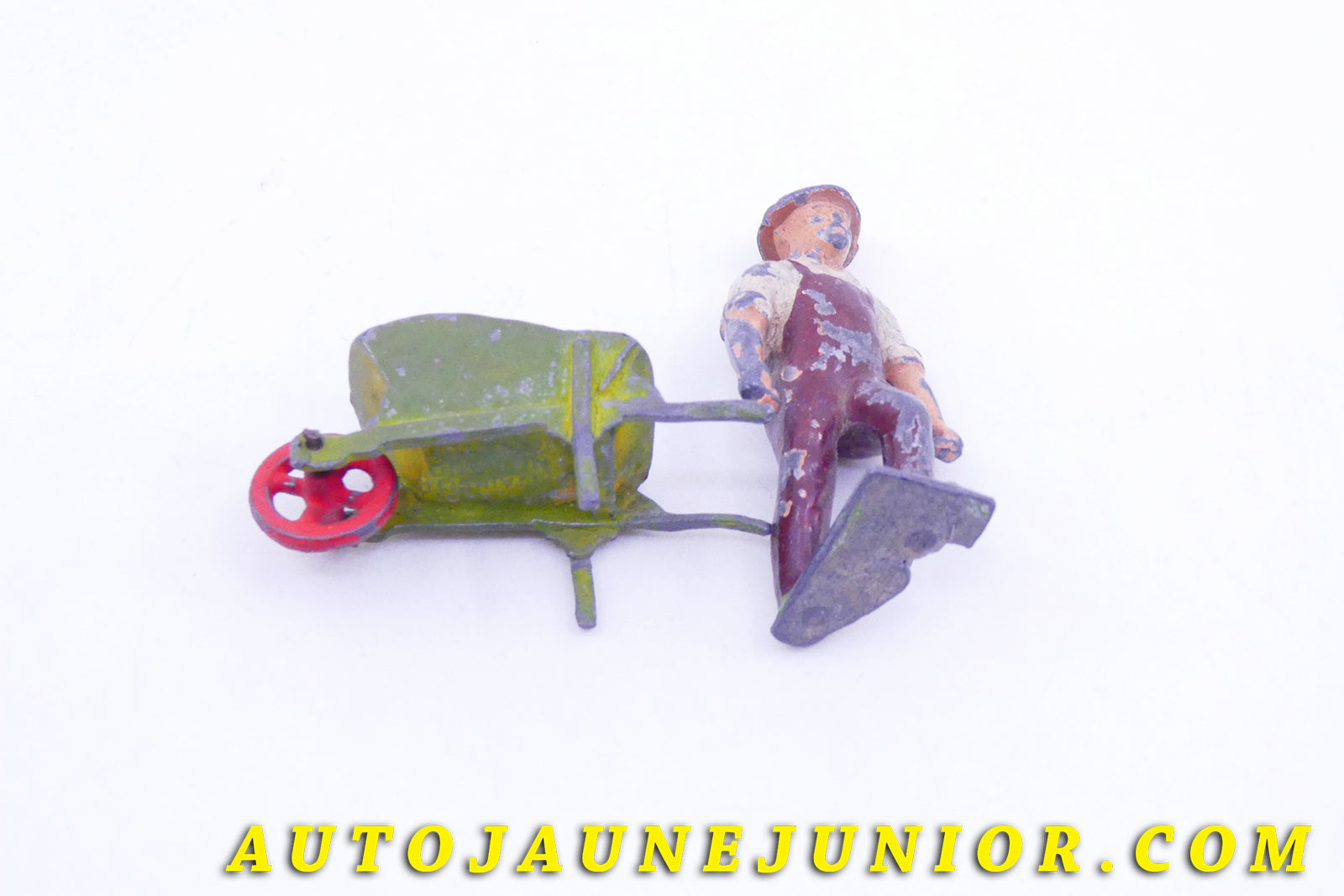 Le #3617 - France (PH) - Personnage - Paysan avec brouette est en vente sur Auto Jaune Junior ! Tekno, Politoys, Mebetoys, Mercury, Joal, Diapet, Märklin, TootsieToys.Vous avez le même jouet ? Profitez de notre expertise pour vous accompagner dans la vente de vos modèles ou votre collection ! Nous achetons tous lots de miniatures ! Contactez nous ! contact@autojaunejunior.com. 