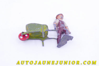 Le #3617 - France (PH) - Personnage - Paysan avec brouette est en vente sur Auto Jaune Junior ! Tekno, Politoys, Mebetoys, Mercury, Joal, Diapet, Märklin, TootsieToys.Vous avez le même jouet ? Profitez de notre expertise pour vous accompagner dans la vente de vos modèles ou votre collection ! Nous achetons tous lots de miniatures ! Contactez nous ! contact@autojaunejunior.com. 