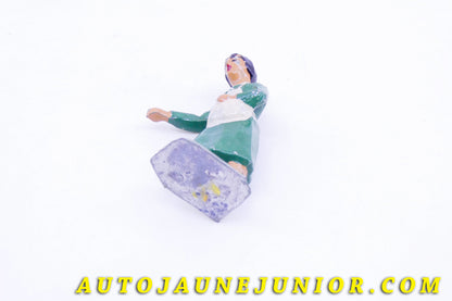 Le #3626 - France (PH) - Personnage - Paysanne est en vente sur Auto Jaune Junior ! Tekno, Politoys, Mebetoys, Mercury, Joal, Diapet, Märklin, TootsieToys.Vous avez le même jouet ? Profitez de notre expertise pour vous accompagner dans la vente de vos modèles ou votre collection ! Nous achetons tous lots de miniatures ! Contactez nous ! contact@autojaunejunior.com. 