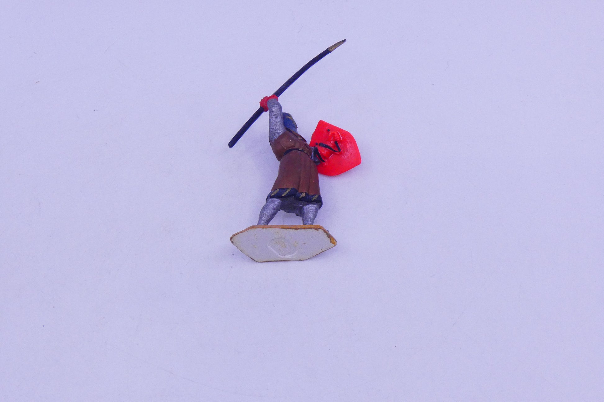 Le #3635 - Starlux - Figurine - Chevalier armé d’un sabre courbe et d’un petit bouclier héraldique. est en vente sur Auto Jaune Junior ! Tekno, Politoys, Mebetoys, Mercury, Joal, Diapet, Märklin, TootsieToys.Vous avez le même jouet ? Profitez de notre expertise pour vous accompagner dans la vente de vos modèles ou votre collection ! Nous achetons tous lots de miniatures ! Contactez nous ! contact@autojaunejunior.com. 