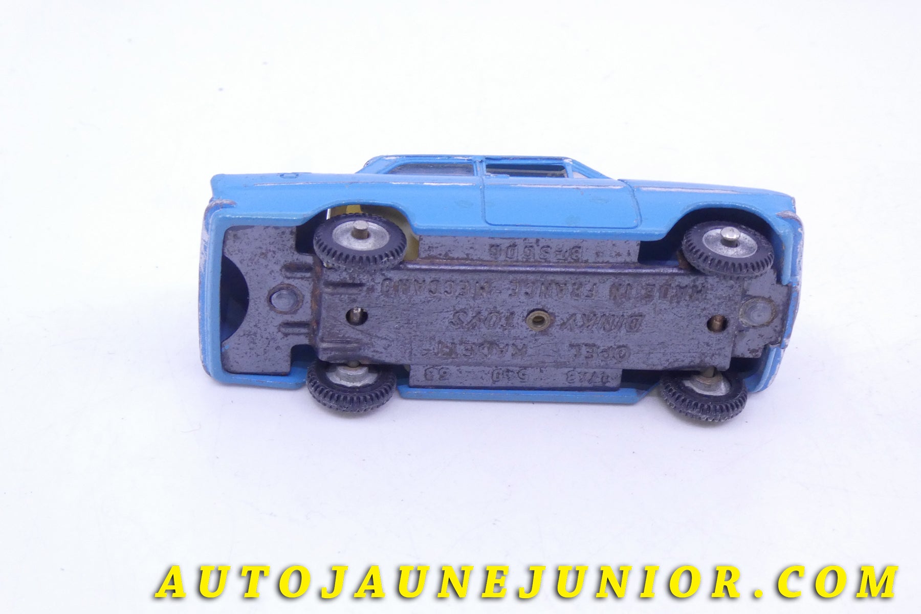 Le Dinky Toys Opel Kadett (Rare couleur tardive : bleu dur) est en vente sur Auto Jaune Junior ! Découvrez nos collections de diecast Tekno, Politoys, Mebetoys, Mercury, Joal, Diapet, Märklin, TootsieToys.AutoJaune Junior ; Vous avez le même jouet ? Profitez de notre expertise pour vous accompagner dans la vente de vos modèles ou votre collection ! Nous achetons tous lots de miniatures ! Contactez nous !