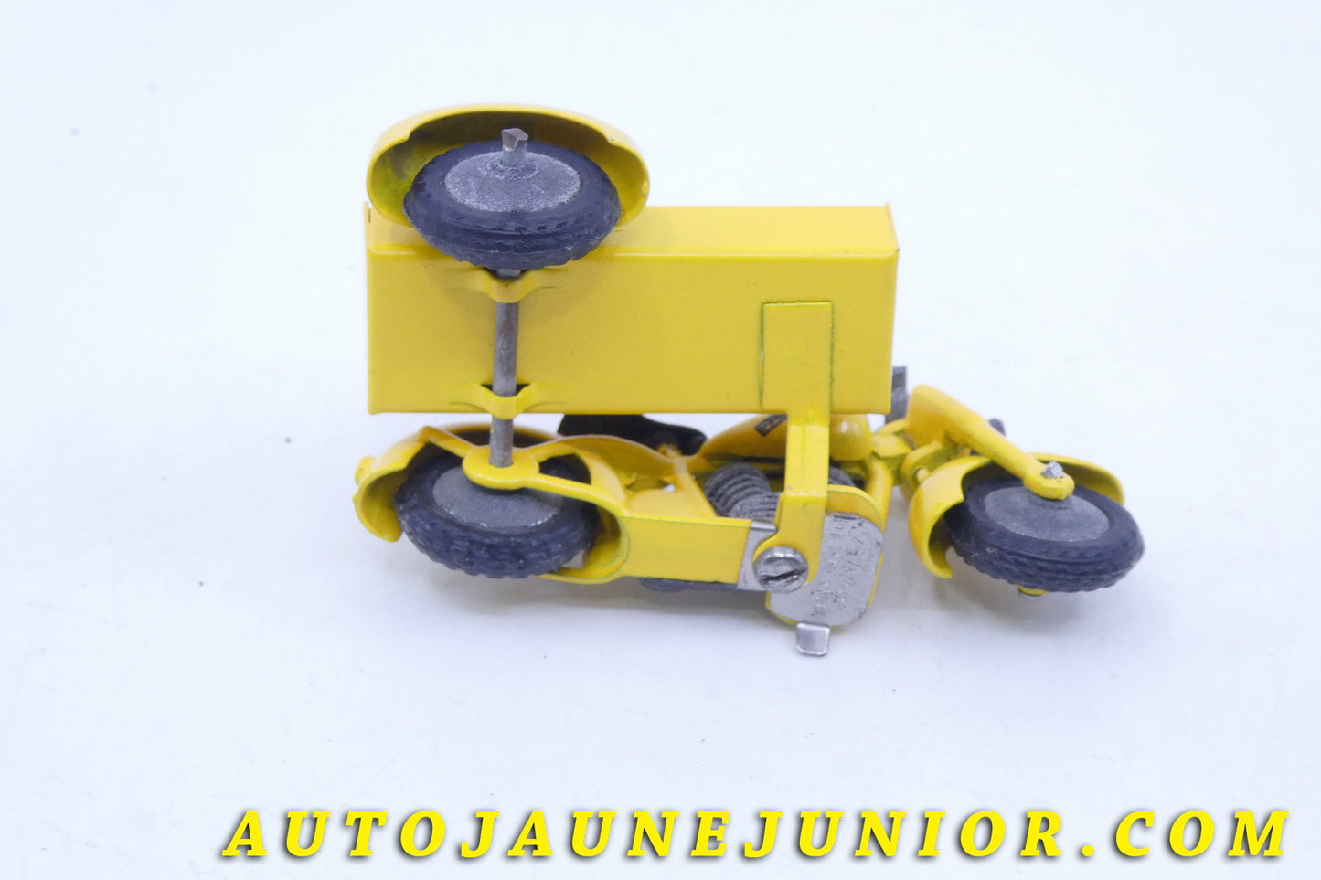 Le Tekno Harley-Davidson Moto side car Falck est en vente sur Auto Jaune Junior ! Découvrez nos collections de diecast Tekno, Politoys, Mebetoys, Mercury, Joal, Diapet, Märklin, TootsieToys.Vous avez le même jouet ? Profitez de notre expertise pour vous accompagner dans la vente de vos modèles ou votre collection ! Nous achetons tous lots de miniatures ! Contactez nous !