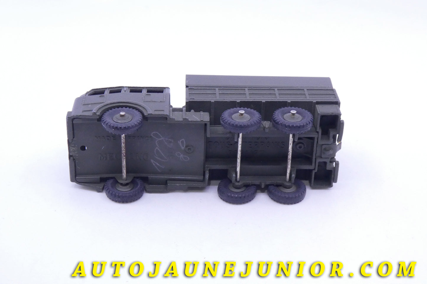 Le Dinky Toys Berliet T6 tracteur d'artillerie est en vente sur Auto Jaune Junior ! Découvrez nos collections de diecast Tekno, Politoys, Mebetoys, Mercury, Joal, Diapet, Märklin, TootsieToys.AutoJaune Junior ; Vous avez le même jouet ? Profitez de notre expertise pour vous accompagner dans la vente de vos modèles ou votre collection ! Nous achetons tous lots de miniatures ! Contactez nous !
