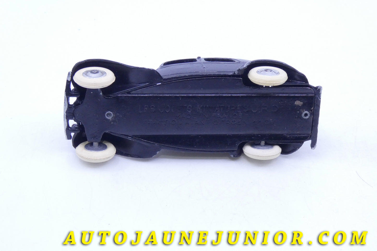 Le #3711 - JRD - Citroën - 11 BL est en vente sur Auto Jaune Junior ! Tekno, Politoys, Mebetoys, Mercury, Joal, Diapet, Märklin, TootsieToys.Vous avez le même jouet ? Profitez de notre expertise pour vous accompagner dans la vente de vos modèles ou votre collection ! Nous achetons tous lots de miniatures ! Contactez nous ! contact@autojaunejunior.com. 